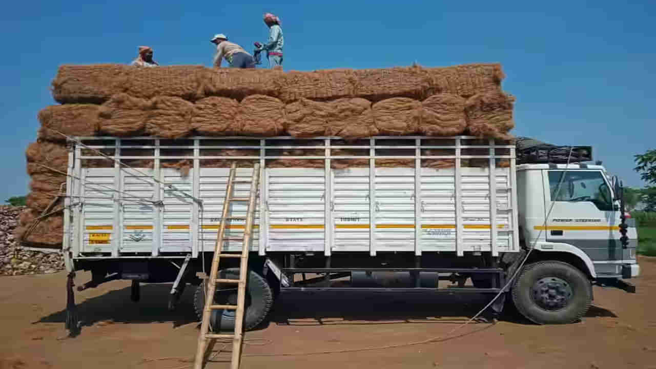 పైన చూస్తే కొబ్బరి పీచు లోడ్‌ అది.. లోపల దిమ్మతిరిగే సెటప్! పోలీసుల ఎంట్రీతో గుట్టురట్టు