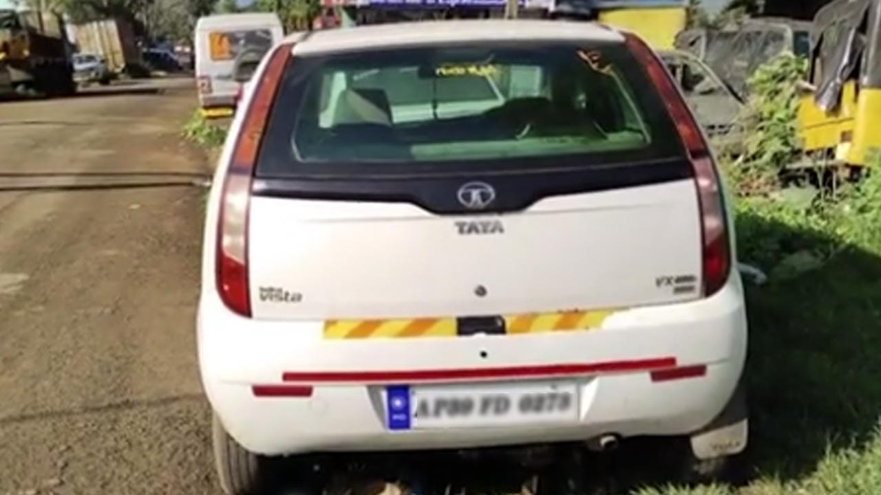 Andhra: కారులో ఓ యువకుడు.. ఇద్దరు మహిళలు.. అనుమానం వచ్చి చెక్ చేయగా పోలీసులకు మైండ్ బ్లాంక్..