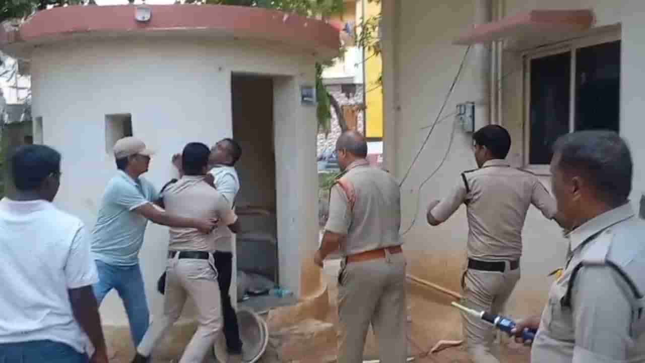 Watch Video: ఫుల్లుగా తాగారు.. పోలీసులు ఆపితే.. మద్యం మత్తులో ఏం చేశారంటే..