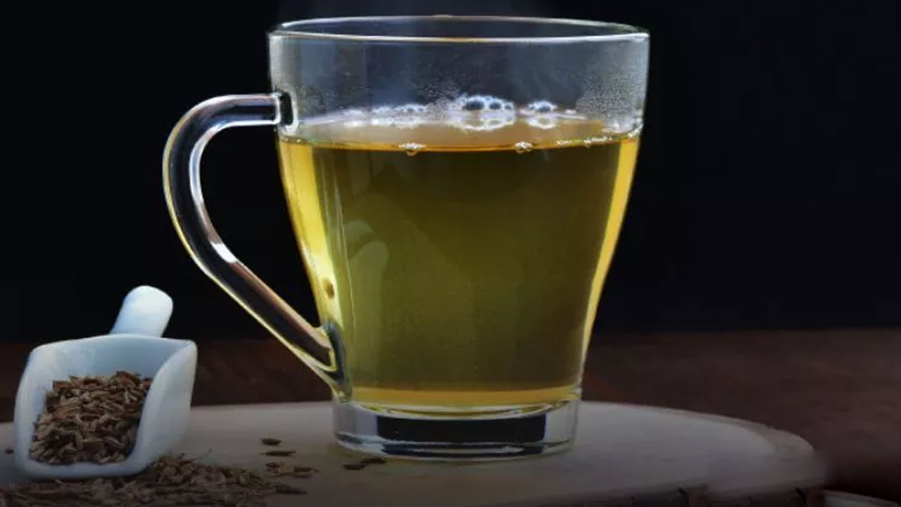 జీలకర్ర నీటికి అద్భుతమైన ఔషధ శక్తి ఉంది. దీన్ని తీసుకోవడం వల్ల అనేక ఆరోగ్య ప్రయోజనాలు పొందొచ్చు. సాధారణంగా జీలకర్ర మసాలా కోసం ఉపయోగిస్తుంటాం. కానీ దీనిని మసాలా దినుసుగా మాత్రమే కాకుండా పలు ఆరోగ్య సమస్యలకు ఇంటి నివారణగా చిట్కాగా కూడా ఉపయోగిస్తారు. జీలకర్ర ఆరోగ్యానికి ఎంతో మేలు చేస్తుంది. 