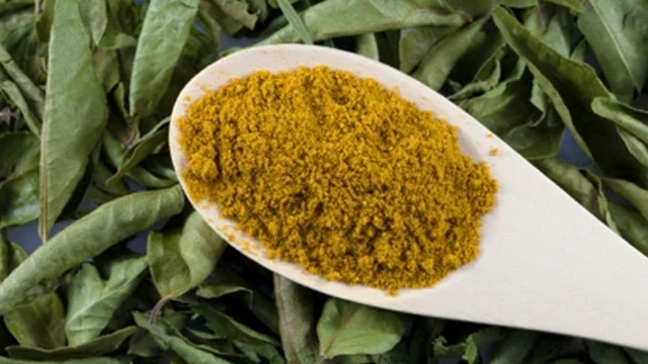 కరివేపాకు పొడి తినడం వల్ల జుట్టు దృఢంగా తయారవుతుంది. పోయిన జుట్టు కూడా తిరిగి వస్తుంది. కరివేపాకు పొడిని నూనెలో కలిపి జుట్టుకు రాసుకోవడం వల్ల జుట్టు పెరుగుదల మెరుగుపడుతుంది, చుండ్రు తగ్గుతుంది. కరివేపాకు పొడిని ఫేస్ ప్యాక్‌లలో ఉపయోగించడం వల్ల చర్మం కాంతివంతంగా, ఆరోగ్యంగా మారుతుంది.