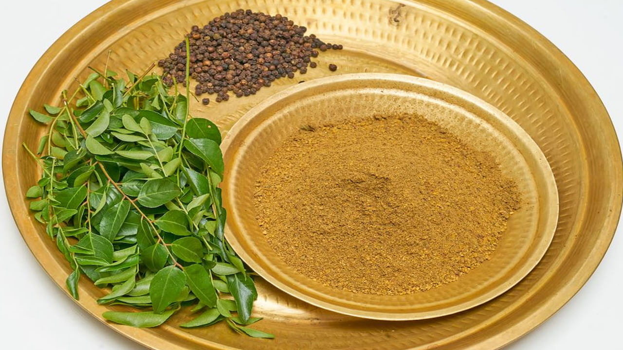 కరివేపాకు జుట్టు మూలాలను బలపరుస్తుంది. జుట్టు పెరుగుదలకు సహకరిస్తుంది. కరివేపాకులో ఉండే విటమిన్-A కంటి చూపును మెరుగుపరుస్తుంది. కరివేపాకు చర్మం సంరక్షణకు సహాయపడుతుంది. శరీరంలోని బ్యాడ్ కొలెస్ట్రాల్, ఫ్యాట్‌ను కరిగించి బరువు తగ్గిస్తుంది. యాబెటిస్, అతిసారం, గ్యాస్ట్రోఇంటెస్టినల్ సమస్యలను నియంత్రిస్తుంది.