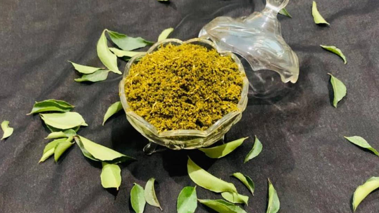 జుట్టు రాలడాన్ని తగ్గించుకోవడానికి ఎన్ని వినియోగించిన సరైన ఫలితాలు పొందలేకపోతున్నారు.. అయితే కరివేపాకుతో తయారు చేసిన ఓ అద్భుతమైన రెసిపీ జుట్టు సమస్యలకు చక్కటి పరిష్కారం అంటున్నారు నిపుణులు. కరివేపాకుతో తయారు చేసిన ఈ పొడిని రోజు ఆహారంలో భాగంగా చేర్చుకోవడం వల్ల మంచి ఫలితాలు పొందుతారని ఆయుర్వేద ఆరోగ్య నిపుణులు చెబుతున్నారు.