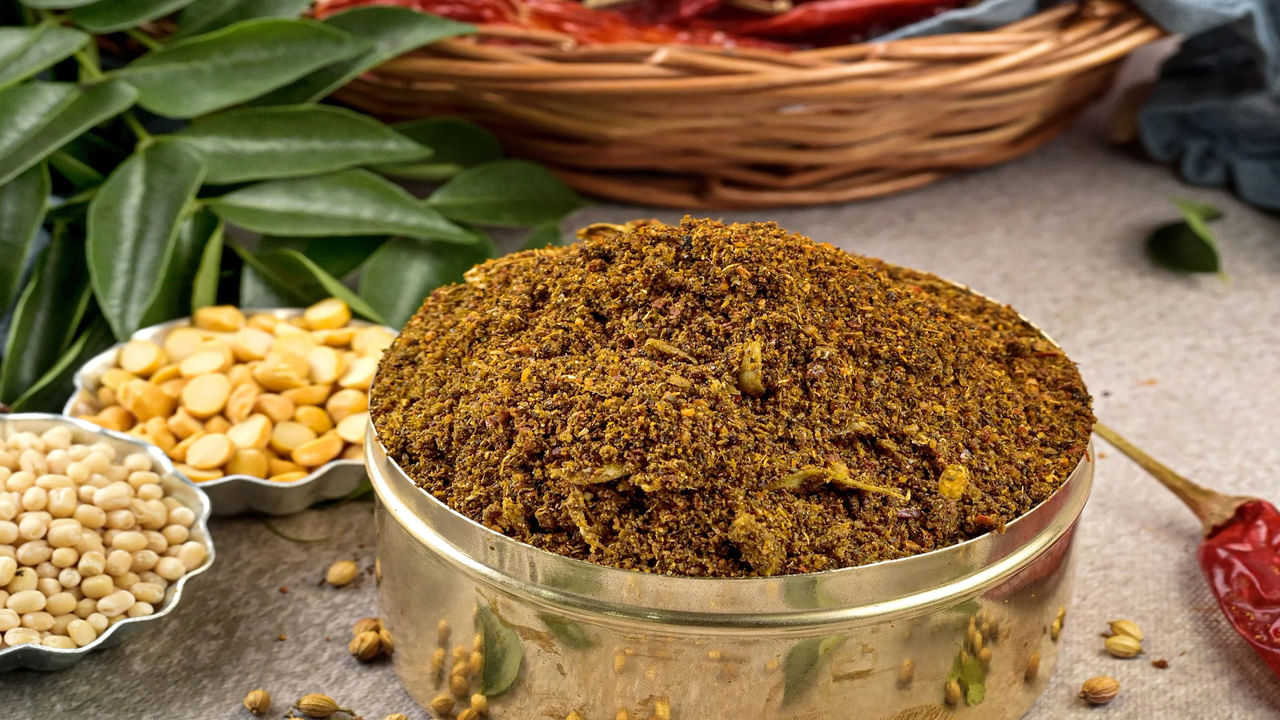 జుట్టు సమస్యలను నివారించేందకు కరివేపాకు ఉపయోగపడుతుంది. కరివేపాకు పొడిని తినడం వల్ల శరీరానికి కాల్షియం, ఫాస్ఫరస్, ఇనుము, మెగ్నీషియం, రాగి, జింక్ వంటి ఖనిజాలు పుష్కలంగా అందుతాయి. కరివేపాకు పొడిలో విటమిన్ ఇ, విటమిన్ బి కాంప్లెక్స్, థయామిన్, రైబోఫ్లావిన్, నియాసిన్, ఫోలెట్, విటమిన్ బి6 పుష్కలంగా లభిస్తాయి. 