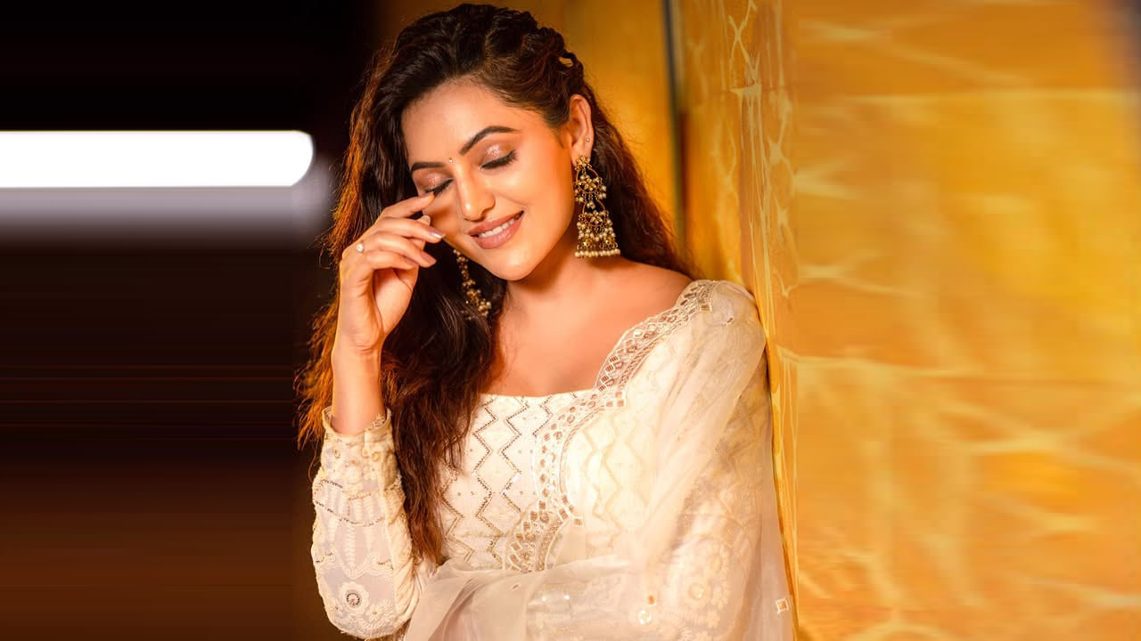 తమిళనాడు రాష్ట్రంలోని కోయంబత్తూరులోని కర్పగం కాలేజ్ ఆఫ్ ఇంజనీరింగ్లో ఇన్ఫర్మేషన్ టెక్నాలజీ చదివింది. చెన్నైలోని SRM ఇన్స్టిట్యూట్ ఆఫ్ సైన్స్ అండ్ టెక్నాలజీలో, కోయంబత్తూరులోని శ్రీ కృష్ణ కాలేజ్ ఆఫ్ ఇంజనీరింగ్ అండ్ టెక్నాలజీలో చదువుకుంది.