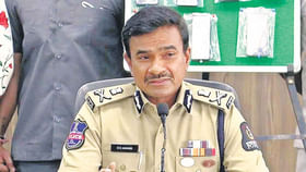 ఇండియా-పాకిస్తాన్ వార్.. హైదరాబాద్లో బాణసంచా కాల్చడంపై బ్యాన్! ఇండియా-పాకిస్తాన్ వార్.. హైదరాబాద్లో బాణసంచా కాల్చడంపై బ్యాన్!