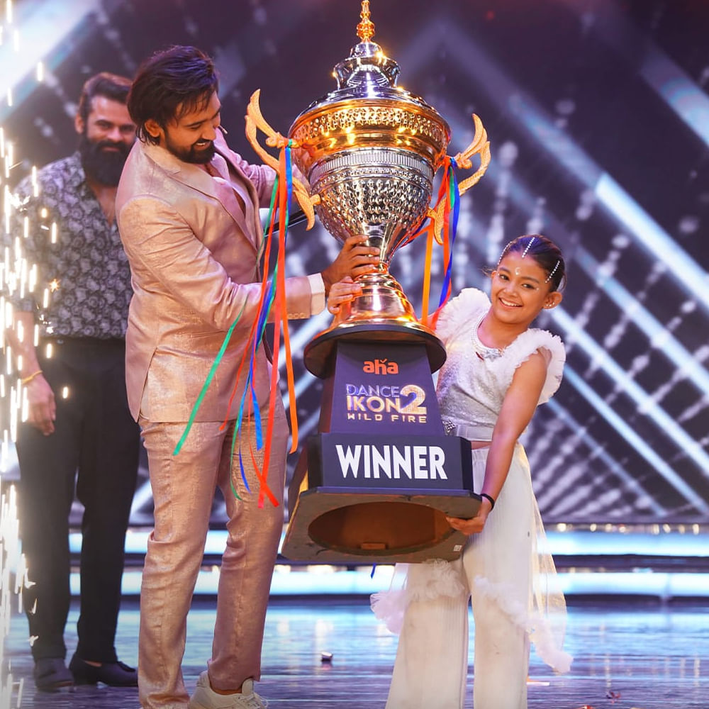 ఈ షోలో గెలిచిన విజేతకు ట్రోఫీ ప్రజెంట్  చేయడానికి మెగా హీరో సాయి ధరమ్ తేజ్ ముఖ్య అతిథిగా వచ్చారు. డ్యాన్స్ ఐకాన్ 2 విజేతగా ఎనిమిదేళ్ల చిన్నారి బినీతా ఛెత్రి నిలిచింది. సాయి ధరమ్ తేజ్ చేతుల మీదుగా చిన్నారి బినీతా చెత్రికి ట్రోఫీ అందించారు. 