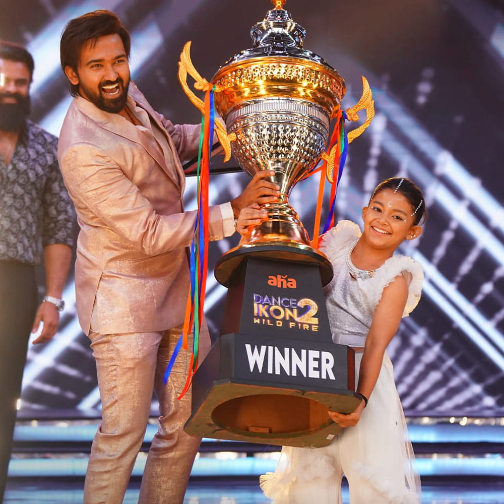 అలాగే ఆ చిన్నారికి ఆహా ఓటీటీ రూ.5 లక్షలను బహుమతిగా అందించారు. ఇక ఈ షోలో వచ్చినవాడు గౌతమ్ మూవీ టీమ్ సైతం సందడి చేసింది. ఈ మూవీలో హీరోగా నటిస్తున్న అశ్విన్ బాబు డ్యాన్స్ ఐకాన్ 2 విజేతకు మరో 5 లక్షలు బహుమతిగా అందించారు. 