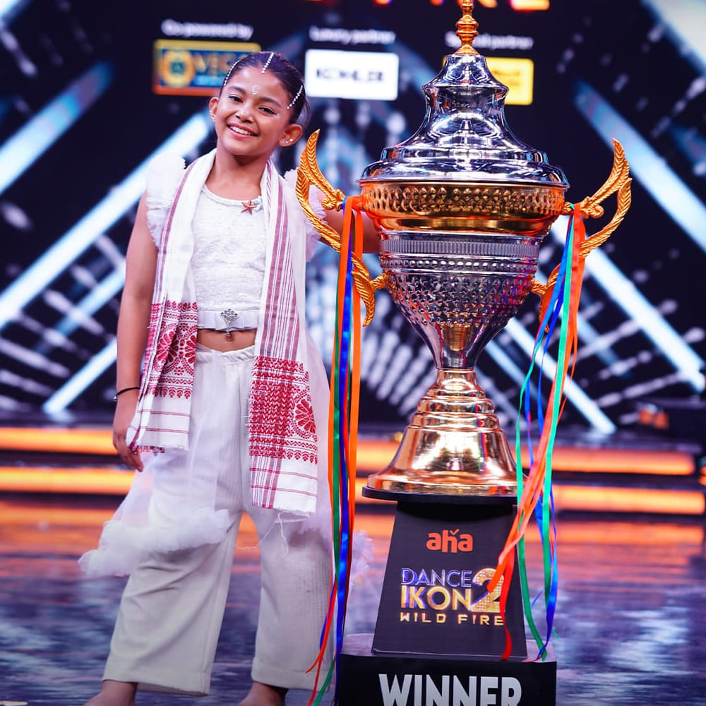 అలాగే ఈ షోలో సీనియర్ హీరోయిన్ రమ్యకృష్ణ సైతం సందడి చేశారు. డ్యాన్స్ ఐకాన్ షోకు ఓంకార్ హోస్ట్ గా వ్యవహరించారు. ఇక కొరియోగ్రాఫర్ శేఖర్ మాస్టర్, జాతిరత్నాలు ఫేమ్ ఫరియా అబ్దుల్లా జడ్జీలుగా ఉన్నారు. 