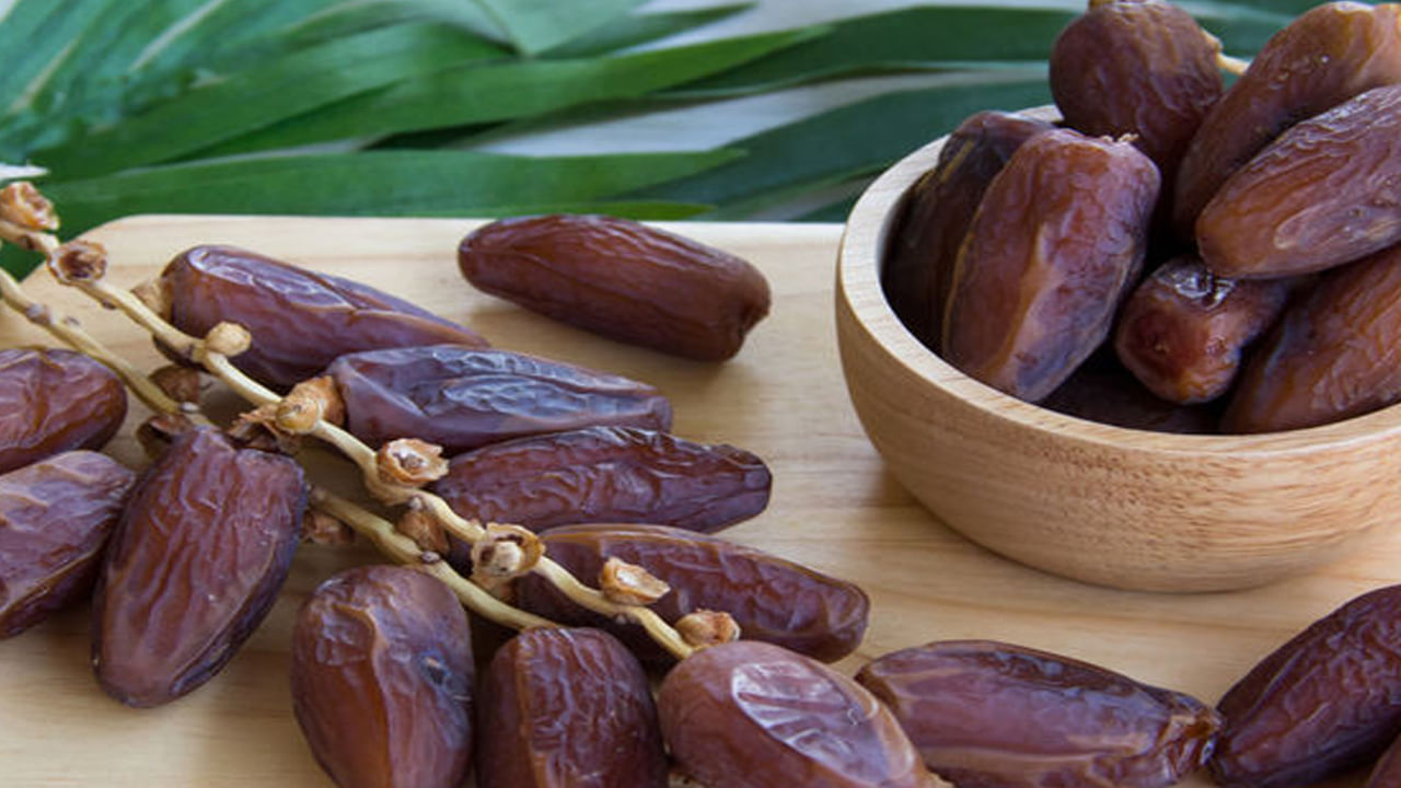 ఖర్జూరంలో పోషకాలు పుష్కలంగా ఉంటాయి. అవి ముఖ్యంగా ఫైబర్, పొటాషియం, మెగ్నీషియం మరియు విటమిన్ B6 లలో సమృద్ధిగా ఉంటాయి. ఇందులో కొలెస్ట్రాల్, యాంటీ ఆక్సిడెంట్స్, ఫినాలిక్ యాసిడ్ చాలా తక్కువ. కెరోటినాయిడ్స్, ఫ్లేవనాయిడ్స్ ఎక్కువగా ఉండడం వల్ల ఇది ఆక్సీకరణ ఒత్తిడిని తగ్గించి, హృదయ నాళ వాపుని తగ్గిస్తుంది. ప్రతిరోజూ రెండు ఖర్జూరాలు తినడం వల్ల గుండె ఆరోగ్యం మెరుగుపడుతుంది. 