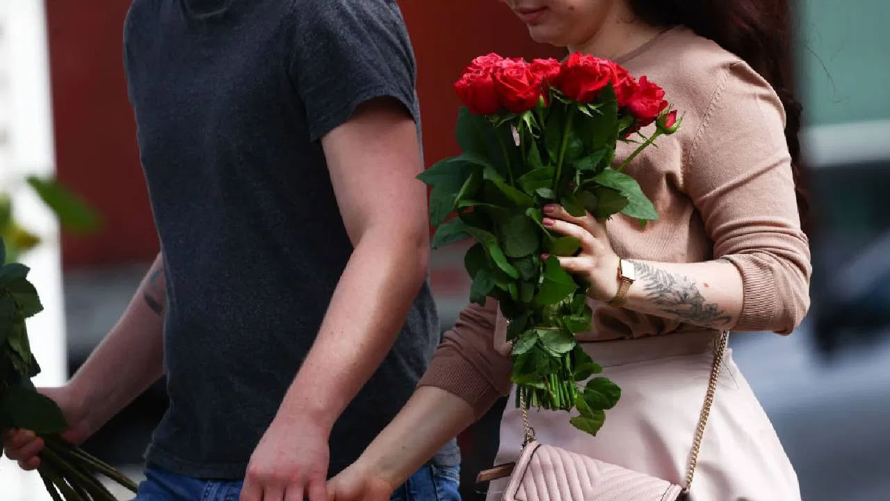 అబ్బాయిలు మొదటిసారిగా అమ్మాయిని కలిసినప్పుడు వారు మొదట ఆమె కళ్ళను చూస్తారు. ఎందుకంటే అబ్బాయిలు తరచుగా అమ్మాయిల కళ్ళకు ఆకర్షితులవుతారు. ఇక రెండోది వాయిస్‌. అమ్మాయిల గొంతు అబ్బాయిలను ఎక్కువగా ఆకర్షిస్తాయి. కాబట్టి చాలా మంది అబ్బాయిలు తమ మొదటి మీటింగ్‌లో అమ్మాయి గొంతు ఎలా వినిపిస్తుందో శ్రద్ధ గమనిస్తారు. న్యూజిలాండ్‌లో నిర్వహించిన ఒక సర్వేలో అబ్బాయిలు మొదట అమ్మాయిల గొంతు విన్న తర్వాత వారి పట్ల ఎక్కువగా ఆకర్షితులవుతారని తేలింది.