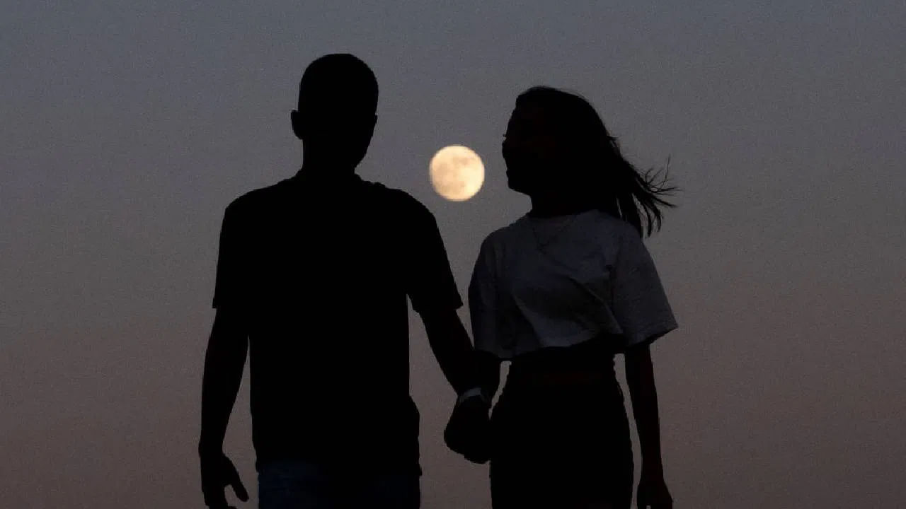 ఐదోది ప్రవర్తన. ఒక అమ్మాయి మొదటిసారి కలిసినప్పుడు ఆమె ఎలా ప్రవర్తిస్తుందో అబ్బాయిలు గమనిస్తారు. ఆమె ఇతరులతో ఎలా మాట్లాడుతుందో, ఎలా ప్రవర్తిస్తుందో కూడా వారు గమనిస్తారు. అంతేకాకుండా వారు అమ్మాయిల జుట్టు, ఆమె ఆత్మవిశ్వాసం, ఆమె బాడీ లాంగ్వేజ్‌పై ఎక్కువ శ్రద్ధ చూపుతారు.