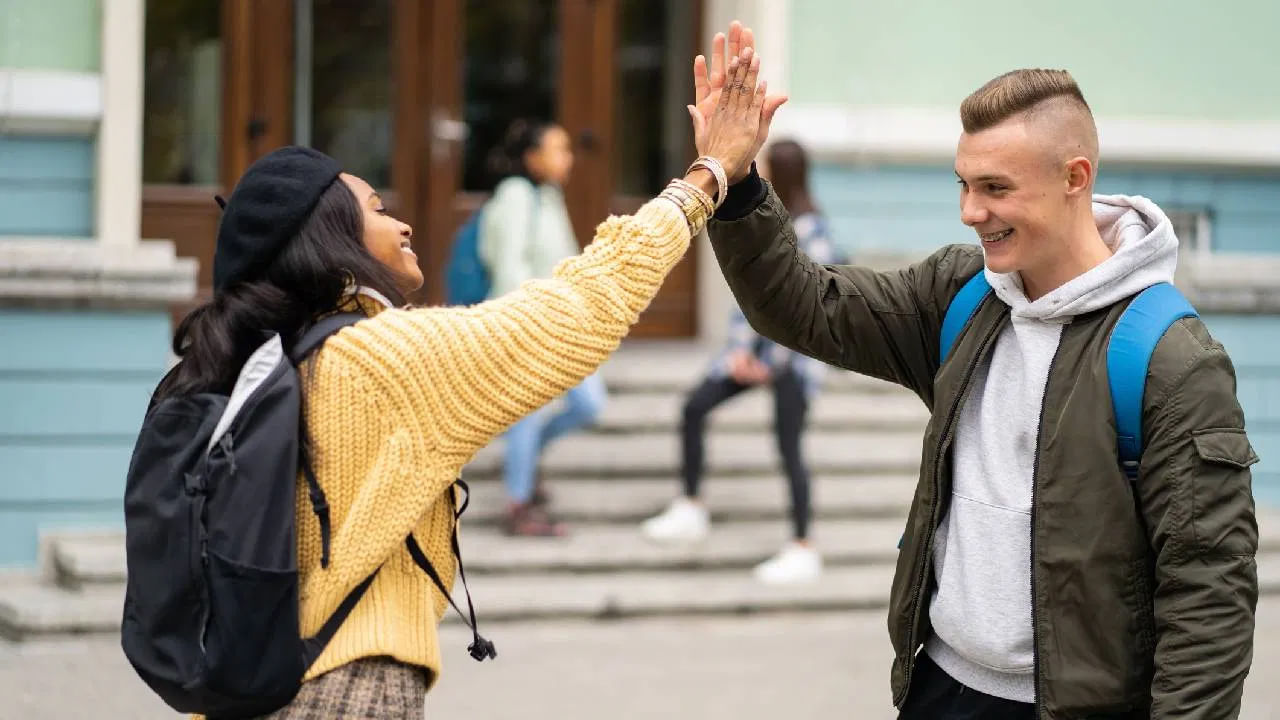 నాలుగోది మేకప్. అమ్మాయిలు డేటింగ్ కి వెళ్ళినప్పుడు అందంటా కనిపించేందుకు మేకప్ వేసుకుంటారు ఎందుకంటే మేకప్ వేసుకుంటే తాము బాగా కనిపిస్తామని అనుకుంటారు. కానీ అబ్బాయిలకు ఇది నచ్చదు. వారు ఎక్కువగా సహజ సౌందర్యాన్ని ఇష్టపడతారు. కాబట్టి అబ్బాయిలు అమ్మాయి మేకప్ వేసుకుంటుందా? లేదా? అనే దానిపై కూడా చాలా శ్రద్ధ చూపిస్తారన్నమాట.