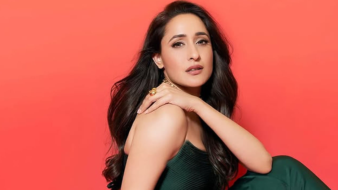 2015లో మిర్చి లాంటి కుర్రాడు చిత్రంతో తెలుగు డెబ్యూ ఇచ్చిన ఈ బ్యూటీ... అదే ఏడాది వచ్చిన కంచె సినిమాతో మంచి గుర్తింపు తెచ్చుకుంది. కంచె చిత్రానికి 63వ ఫిల్మ్‌ఫేర్ అవార్డ్స్ సౌత్ బెస్ట్ ఫిమేల్ డెబ్యూట్, 5వ SIIMA ఉత్తమ మహిళా అరంగేట్రం (తెలుగు), సినీమా అవార్డ్స్ బెస్ట్ ఫిమేల్ డెబ్యూ, 18వ ఉగాది పురస్కారాలు ఉత్తమ మహిళా అరంగేట్రం, జీ తెలుగు అప్సర అవార్డులు, TSR – TV9 జాతీయ చలనచిత్ర అవార్డుల వేడుకలో ఉత్తమ తొలి నటి అవార్డులు ఉందుకుంది.