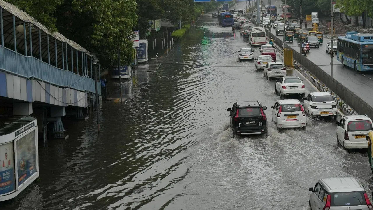 ఢిల్లీ, నోయిడా నుండి ఘజియాబాద్ వరకు బలమైన గాలులు వీచాయి. ఆదివారం ఉదయం ఢిల్లీ-ఎన్‌సిఆర్‌లో భారీ వర్షం కురిసింది. వాతావరణ శాఖ ప్రకారం, గాలి వేగం గంటకు 60 కి.మీ. అది అత్యంత వేగంతో ఎగిరింది. తుఫాను వాతావరణానికి చల్లదనాన్ని తెచ్చిపెట్టింది కానీ ప్రజలకు సమస్యలను పెంచింది.