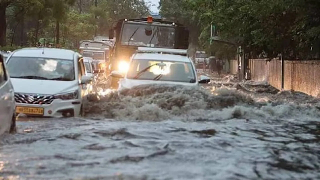 ఢిల్లీ అంతటా కురుస్తున్న భారీ వర్షాలకు రోడ్లు జలమయం కావడంతో ప్రజలు తిరగడానికి కూడా ఇబ్బంది పడ్డారు. ఢిల్లీ-ఎన్‌సిఆర్ నుండి హర్యానా, పశ్చిమ ఉత్తరప్రదేశ్ వరకు, అర్ధరాత్రి నుండి కురిసిన వర్షం పరిస్థితిని పూర్తిగా మార్చివేసింది.