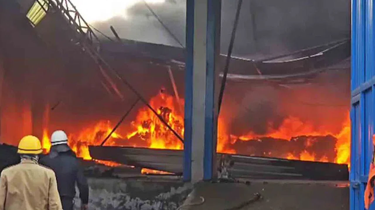 Fire Accident: ఛార్జింగ్ స్టేషన్లో అగ్నిప్రమాదం.. ఇద్దరు యువకులు సజీవ దహనం!