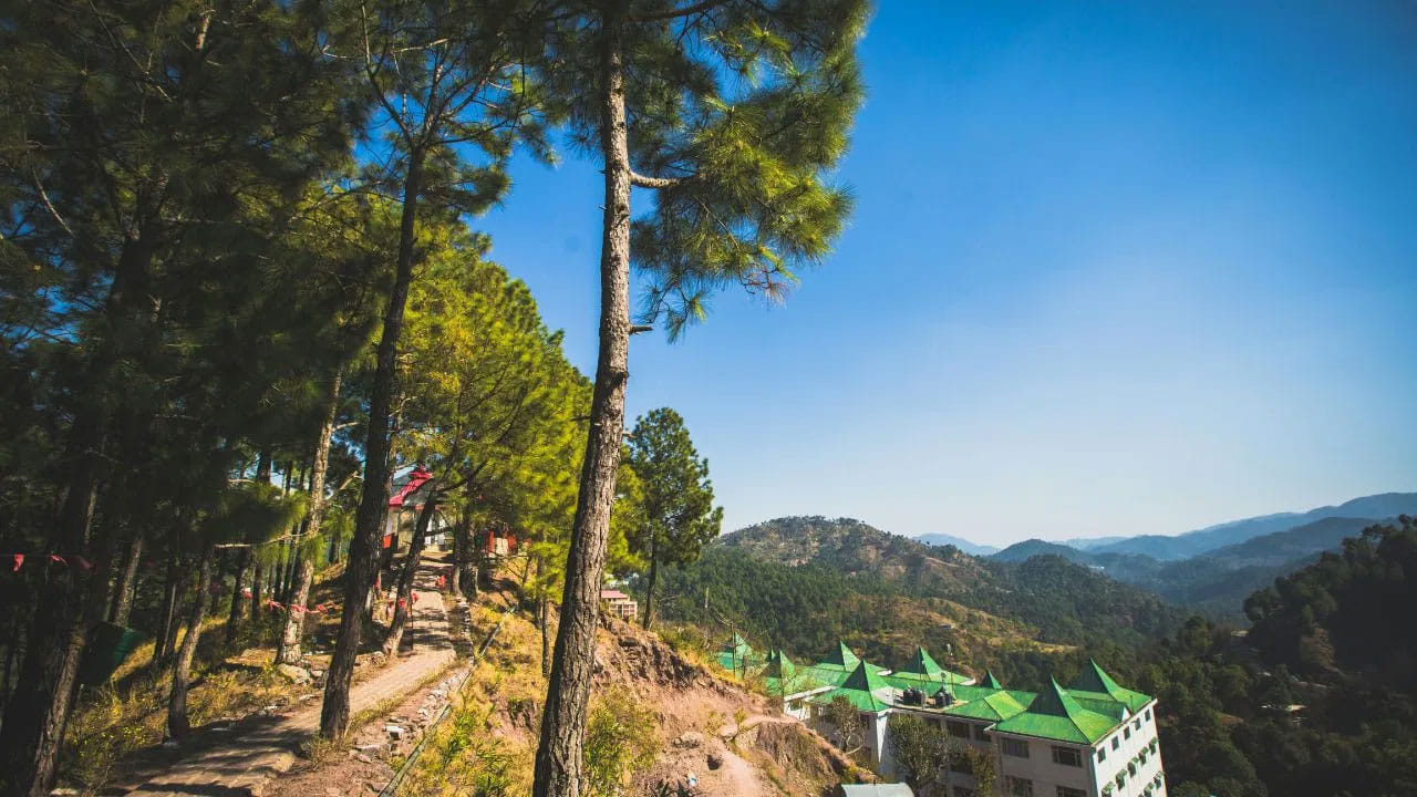 వేసవి సెలవులు రాగానే.. నగర సందడికి దూరంగా చల్లగా, అందమైన ప్రదేశంలో ఎక్కడికైనా వెళ్ళాలని, కొంత సేపు అయినా ప్రశాంతంగా గడపాలని కోరుకుంటారు. అయితే ప్రతి ఒక్కరికీ సుదీర్ఘ సెలవులు ఉండవు. అదే సమయమలో భారీ బడ్జెట్‌ను భరించలేరు.అటువంటి పరిస్థితిలో, దేశ రాజధాని ఢిల్లీకి పయనం అవ్వండి. అక్కడ సమీపంలో తక్కువ ఖర్చుతో అద్భుతమైన ప్రదేశాలను సందర్శించవచ్చు. ఇక్కడ తక్కువ బడ్జెట్‌లో కుటుంబ సభ్యులతో లేదా స్నేహితులతో చాలా సరదాగా గడపవచ్చు.
