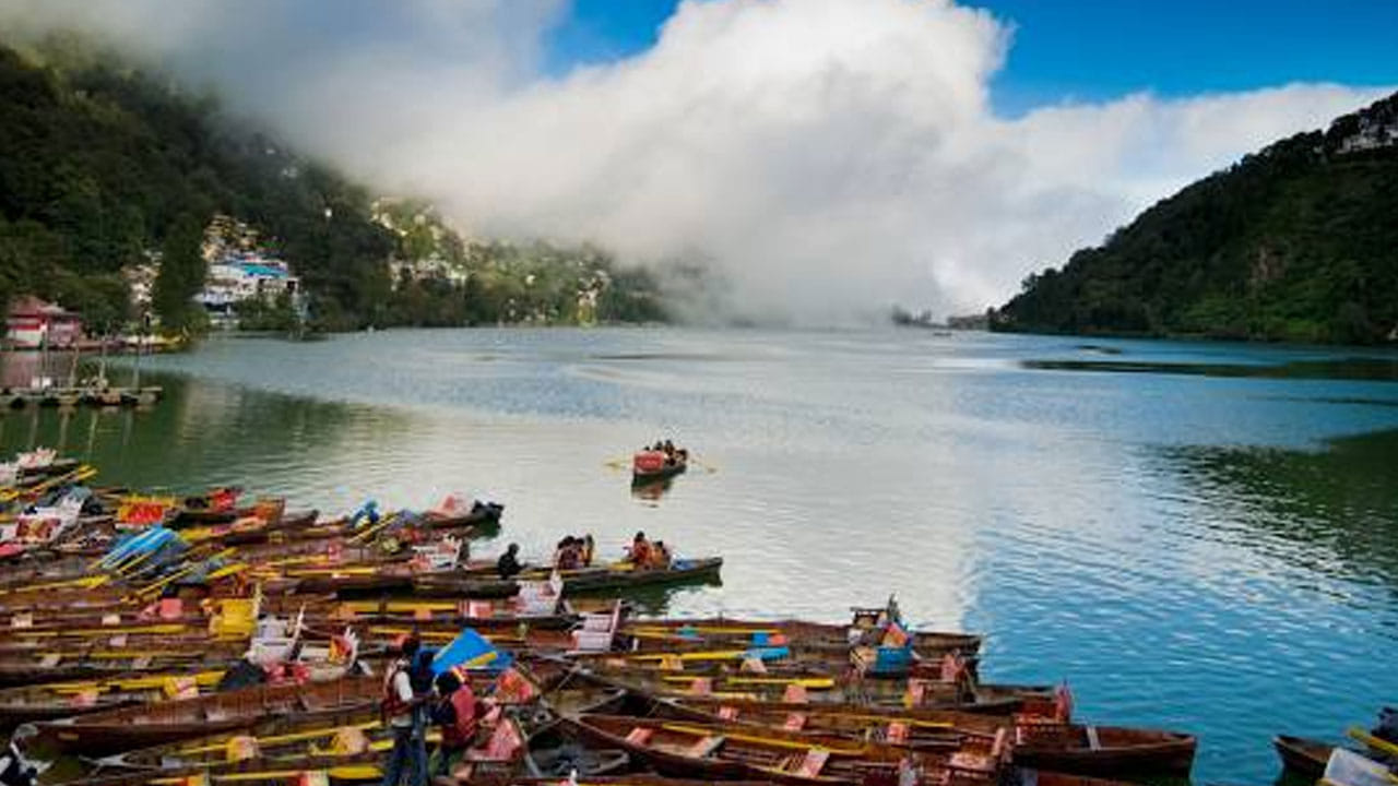 నైనిటాల్: మీరు పర్వతాల చల్లని గాలిని, సరస్సుల అందాలను ఆస్వాదించాలనుకుంటే నైనిటాల్ ఒక గొప్ప ఎంపిక.ఢిల్లీ నుంచి 300 కి.మీ దూరంలో ఉన్న ఇక్కడ మీరు స్థానిక గెస్ట్ హౌస్‌లు, హోమ్‌స్టేలు , బడ్జెట్ హోటళ్లలో హాయిగా బస చేయవచ్చు. నైని సరస్సులో బోటింగ్, టిఫిన్ టాప్ , స్నో వ్యూ పాయింట్ వంటి ప్రదేశాలు మీ యాత్రను చిరస్మరణీయంగా చేస్తాయి.
