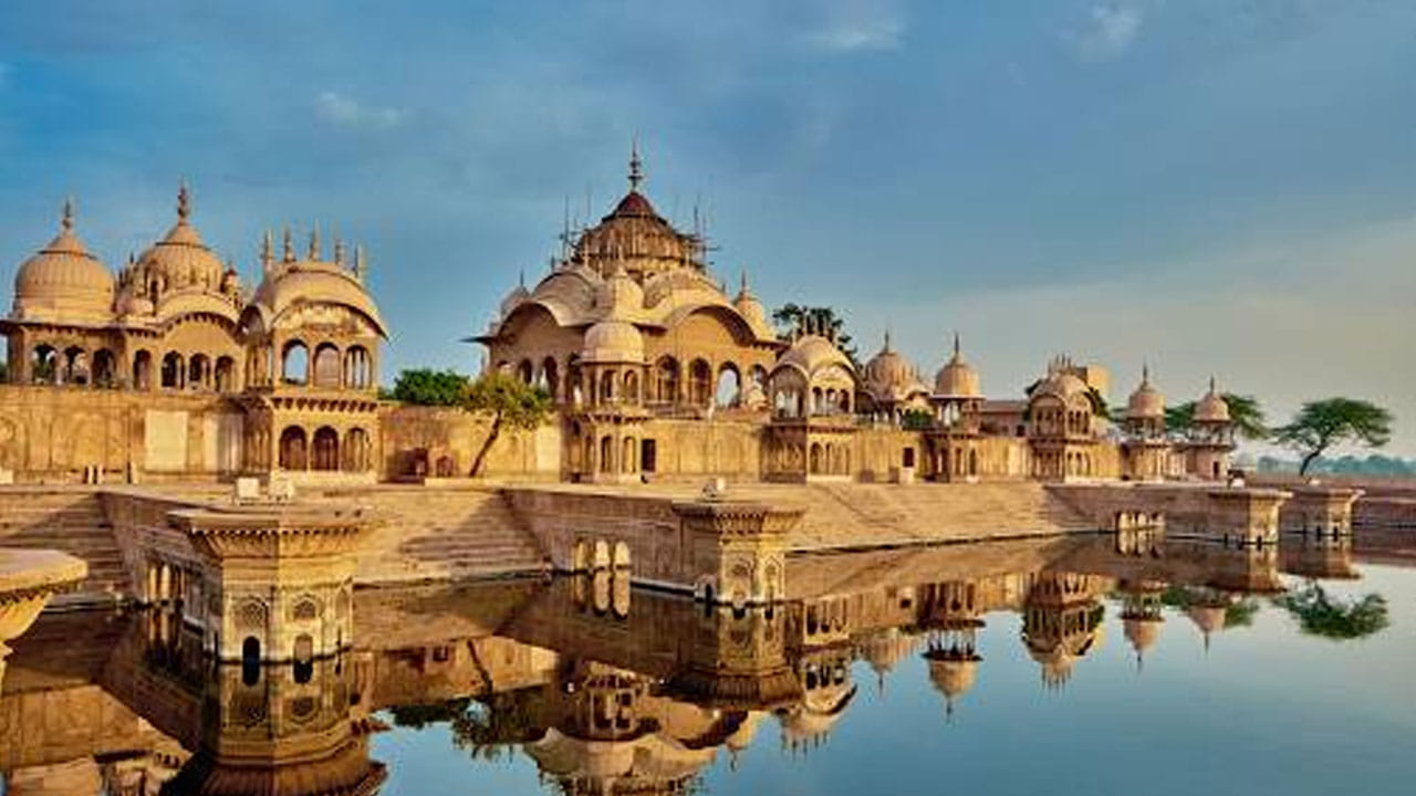 మధుర-బృందావనం: మీరు కుటుంబంతో కలిసి మతపరమైన ప్రదేశాలను సందర్శించాలనుకుంటే మధుర, బృందావనం గొప్ప, బడ్జెట్ అనుకూలమైన ఎంపిక. ఢిల్లీ నుంచి కేవలం 3-4 గంటల దూరంలో ఉన్న ఈ ప్రదేశాలు సరసమైన వసతి , ఆహార సౌకర్యాలతో పాటు ఆధ్యాత్మిక అనుభవాన్ని అందిస్తాయి. వేసవిలో ఇక్కడి తులసి అడవి, బంకే బిహారీ ఆలయం , యమునా నది ఒడ్డున గడపంలో ఆనందం చెప్పనలవి కాదు.
