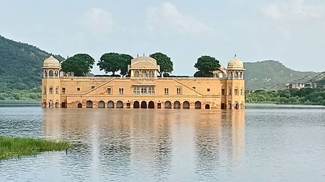 జైపూర్: "పింక్ సిటీ" జైపూర్ ఢిల్లీ నుంచి దాదాపు 280 కి.మీ దూరంలో ఉంది. దాని చారిత్రక భవనాలు, కోటలు, మార్కెట్లు తక్కువ బడ్జెట్ ప్రయాణీకుడికి కూడా అందించడానికి చాలా ఉన్నాయి. రైలు లేదా బస్సులో ప్రయాణించడం ఆర్థికంగా చౌకగా ఉంటుంది. హాస్టళ్లు లేదా స్థానిక లాడ్జీలు కూడా చాలా చౌకగా ఉంటాయి. తొలకరి జల్లుల్లో ఇక్కడ సందర్శించడం మధురమైన జ్ఞాపకం.

