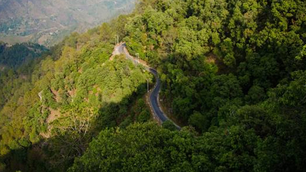 లాన్స్ డౌన్: ఉత్తరాఖండ్ లో అంతగా ప్రాచుర్యం లేని ప్రదేశం కానీ చాలా అందమైనది. ఇది ఢిల్లీ నుంచి దాదాపు 250 కి.మీ దూరంలో ఉంది.  రద్దీగా ఉండదు. ప్రకృతికి దగ్గరగా ప్రశాంతంగా సమయం గడపవచ్చు. ఇక్కడ మీరు చాలా తక్కువ ఖర్చుతో క్యాంపింగ్, నడక మార్గాలు, అందమైన వ్యూ పాయింట్లను అనుభవించవచ్చు.
