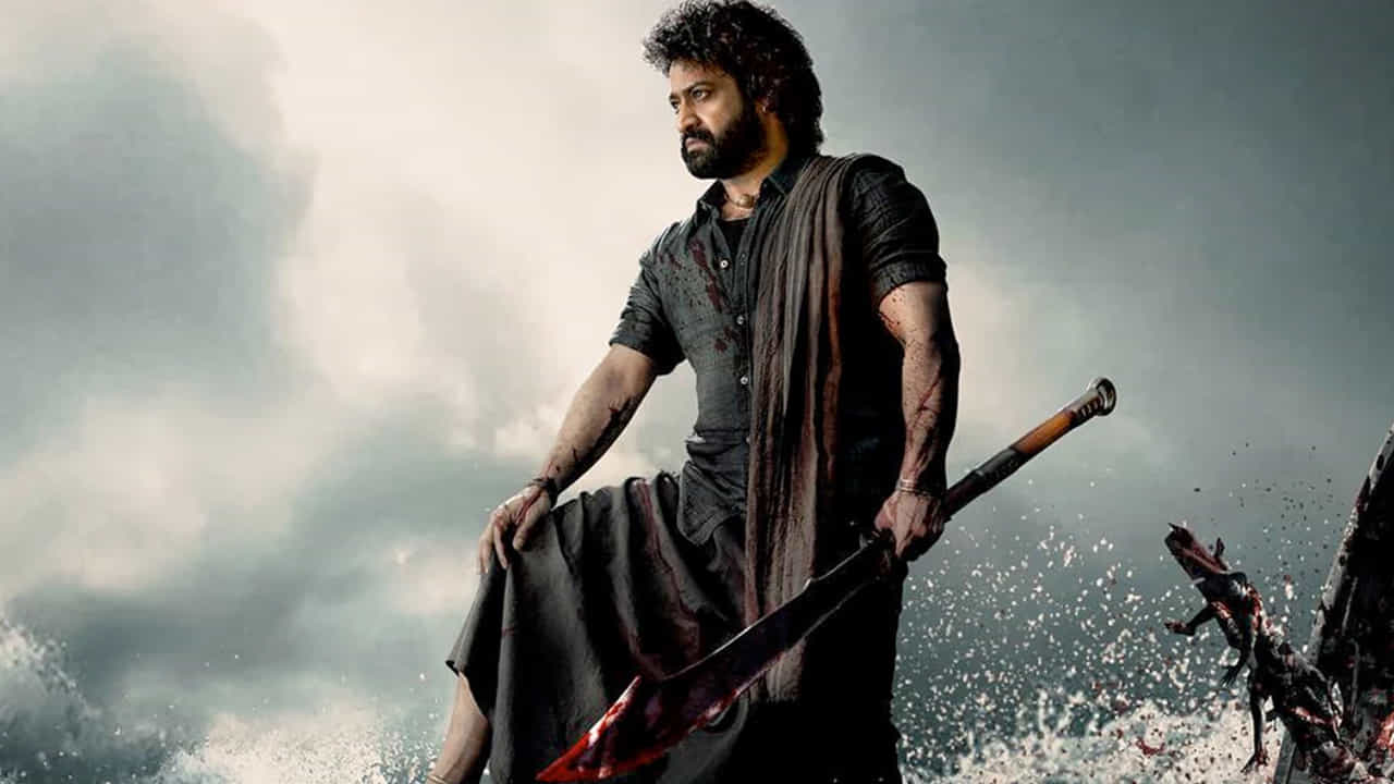 టాలీవుడ్ యంగ్ టైగర్ ఎన్టీఆర్నే తీసుకోండి.. 2019 నుంచి 2024 మధ్యలో ఈయన చేసింది బ్లాక్ బస్టర్ సినిమా ట్రిపుల్ ఆర్ మాత్రమే. అంటే అరవింత సమేత తర్వాత చేసింది ఒకే సినిమా అన్నమాట. గత ఏడాది దేవర వచ్చి హిట్ అందుకుంది. ఈ ఏడాది వార్ 2 పక్కన పెడితే అయన సింగల్ హీరోగా సినిమా రానట్లే.