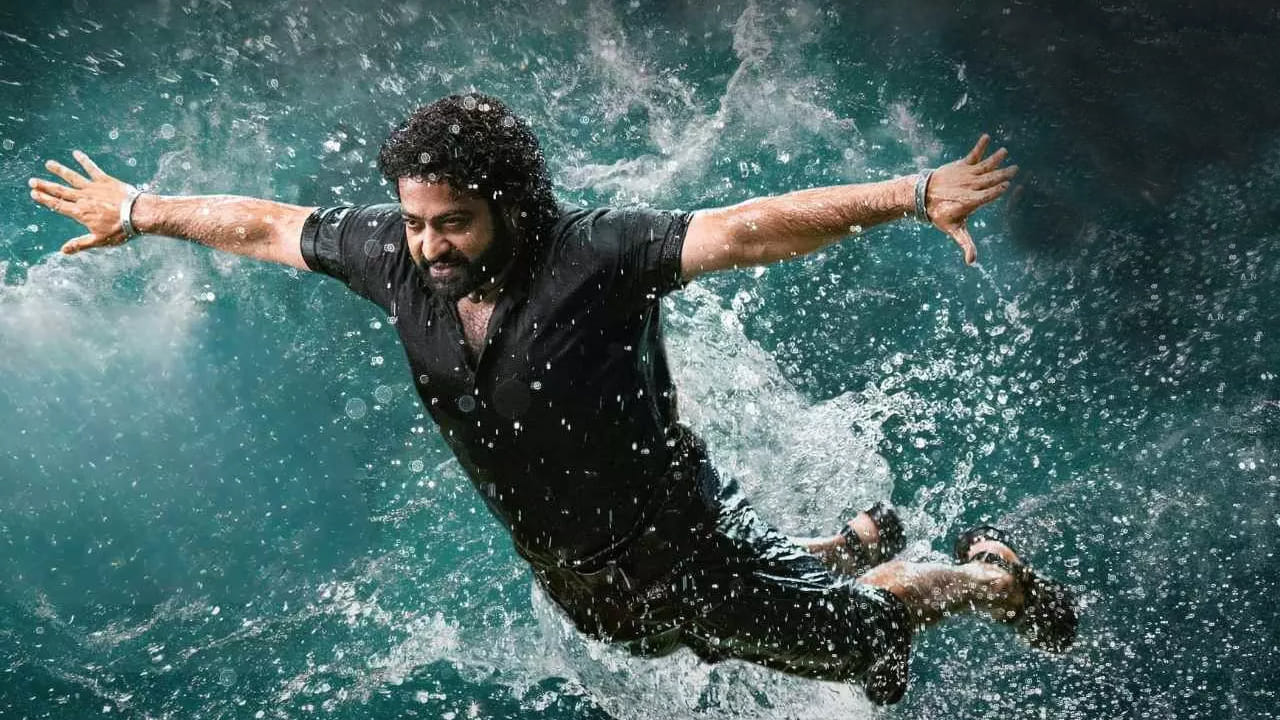 షార్ప్ కట్‌తో చూసీ చూడగానే నచ్చే లుక్‌ అంటూ బాలీవుడ్‌లో టాక్‌ మొదలైంది. కొరటాల శివ దర్శకత్వంలో తెరకెక్కుతున్న యాక్షన్ ఎంటర్టైనర్ దేవర సీక్వెల్‌లోనూ తండ్రీ కొడుకులుగా కనిపిస్తారు తారక్‌. 