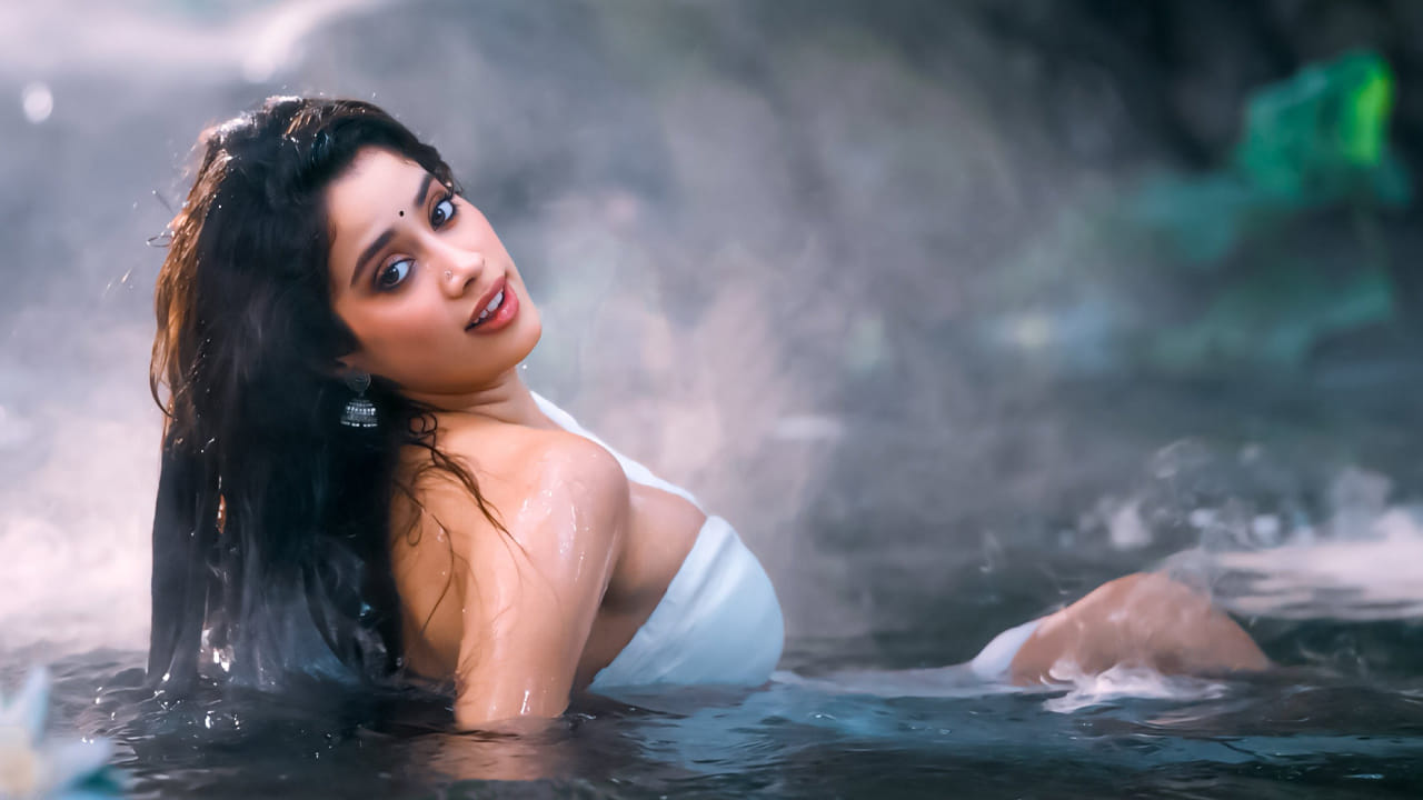 ఇషాన్‌ కట్టర్‌, జాన్వీ నటించిన హోమ్‌ బౌండ్‌ మూవీ ప్రీమియర్‌ కేన్స్ వేదికగా జరగనుంది. ఈ వేడుక కోసమే ట్రావెల్‌ చేస్తున్నారు జాన్వీ కపూర్‌. ఓ వైపు సినిమాలు, మరోవైపు స్పెషల్‌ అకేషన్స్.. ప్రతిదానికీ టైమ్‌ కేటాయిస్తూ వావ్‌ అనిపించుకుంటున్నారు జాన్వీ.