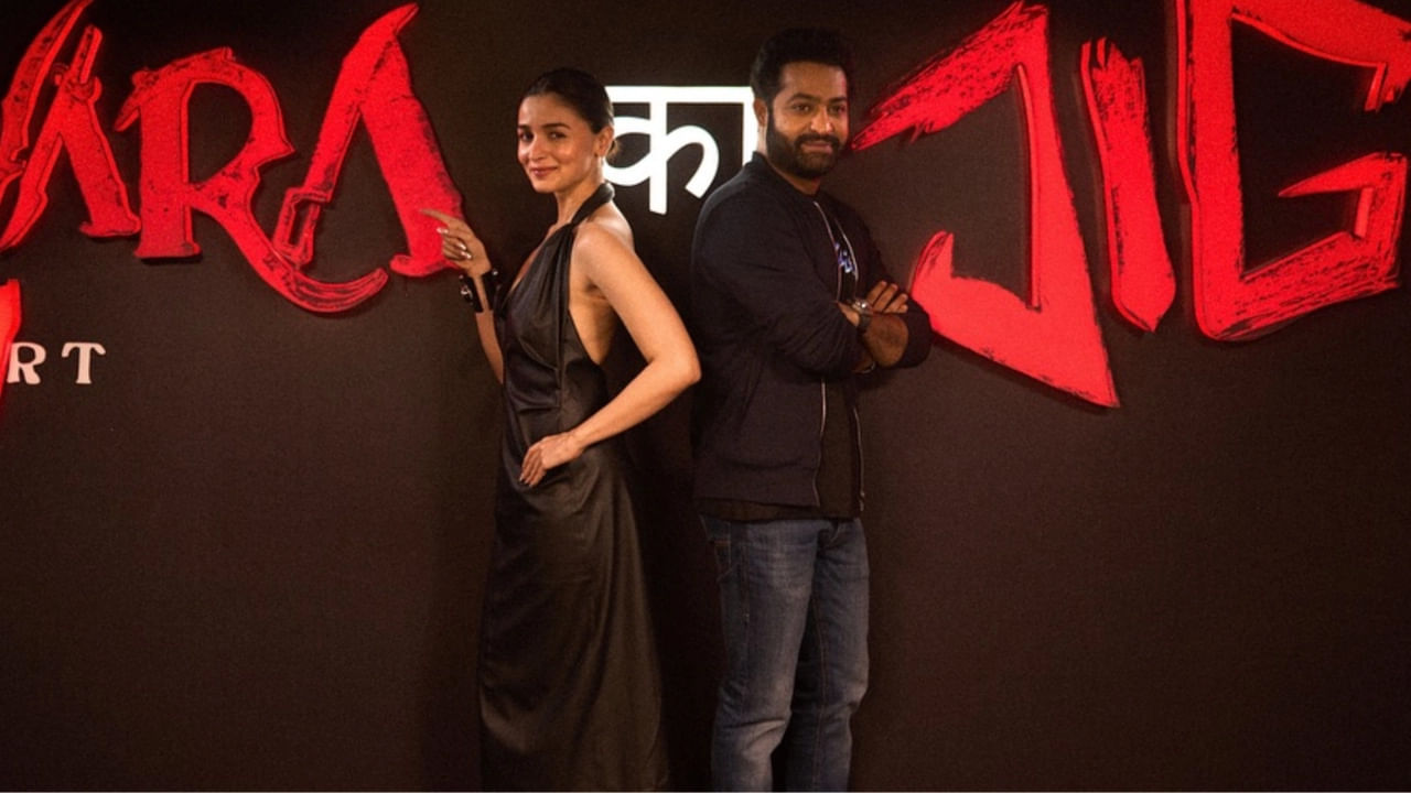 ఓ సినిమాను ప్రమోట్ చేసుకోవడం అనేది ఇప్పుడు చాలా పెద్ద విషయం. ఎంత కొత్తగా ప్రమోట్ చేసుకుంటే.. రీచ్ అంత బాగుంటుంది. దానికోసమే మన హీరోలు కనిపెట్టిన కొత్త ప్రమోషనల్ పాలసీ క్రాస్ ఇంటర్వ్యూస్. కొత్తగా ఉంది కదా..! చాలా సింపుల్.. రిలీజ్‌కు దగ్గరగా ఉన్న రెండు సినిమాల హీరోలు కలిసి ఒకరినొకరు ఇంటర్వ్యూ చేసుకోవడమే ఈ క్రాస్ ప్రమోషన్స్.