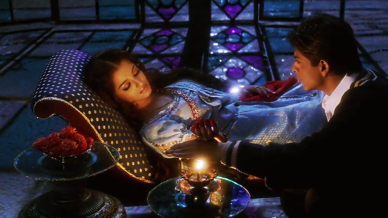 సంజయ్ లీలా భన్సాలీ దర్శకత్వం వహించిన దేవదాస్ సినిమా వైభవంలో కొత్త ప్రమాణాలను నెలకొల్పింది. దాదాపు రూ. 20 కోట్ల ఖర్చుతో నిర్మించిన సెట్లు దీని సొంతం. నితిన్ చంద్రకాంత్ దేశాయ్ రూపొందించిన ఈ గ్రాండ్ హవేలీ-శైలి భవనం. చంద్రముఖి విలాసవంతమైన చిన్న కోట నిర్మించబడ్డాయి. ఫిల్మ్ సిటీని 1900ల నాటి బెంగాల్ నేపథ్యంలో ఈ సెట్స్ వేశారు.