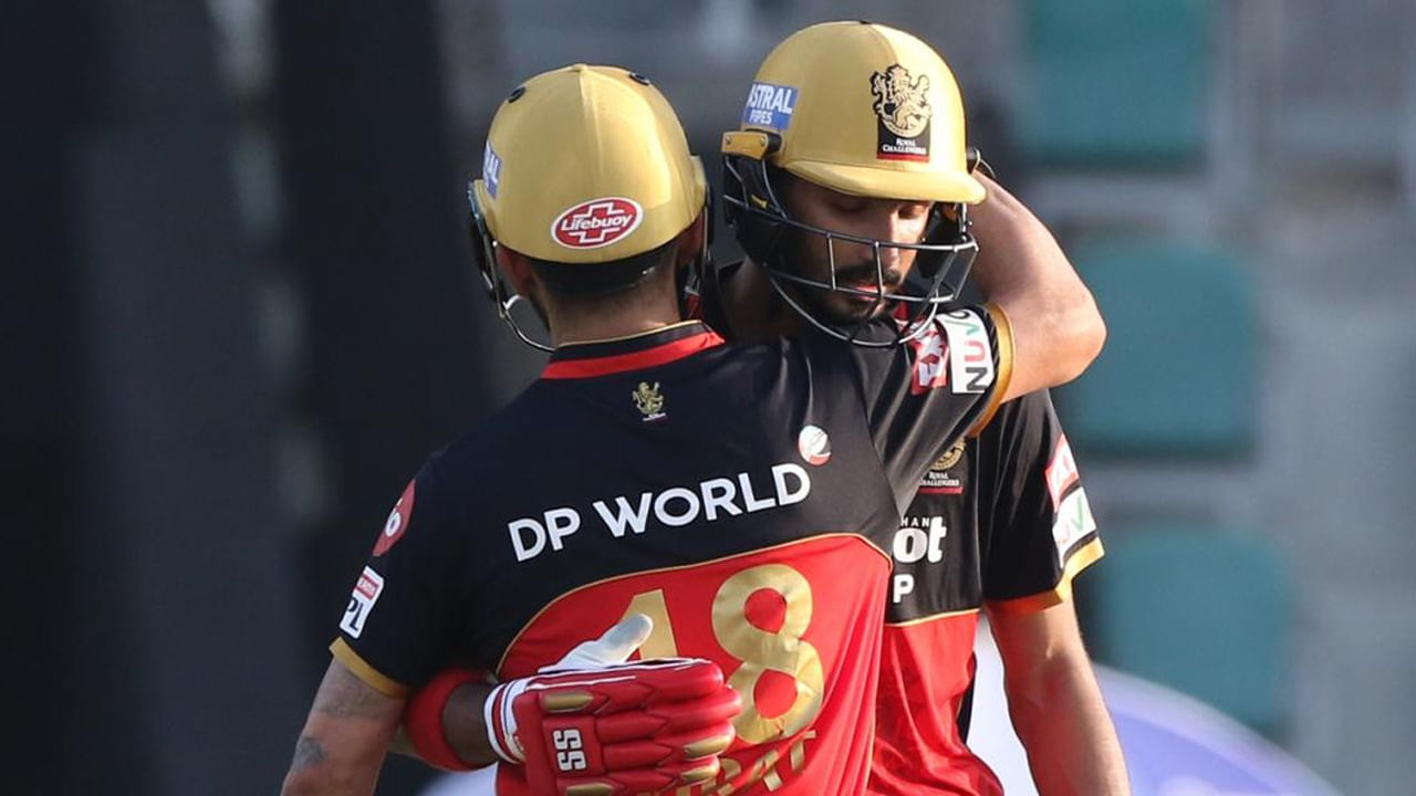 1. దేవదత్ పడికల్: ఈ సంవత్సరం ఆర్సీబీ (RCB) తరపున దేవదత్ పడిక్కల్ చాలా బాగా ఆడాడు. ఇప్పటివరకు ఆడిన 10 మ్యాచ్ల్లో అతను 247 పరుగులు చేశాడు. ఇందులో రెండు అర్ధ సెంచరీలు ఉన్నాయి. ఆ ఆటగాడికి టీం ఇండియాలో టెస్ట్, టీ-20లలో అవకాశం లభించింది. అతను చివరిసారిగా 2024 సంవత్సరంలో టీమ్ ఇండియాలో కనిపించాడు. అదే సమయంలో, 2021 సంవత్సరంలో అతనికి టీ20లో చివరి అవకాశం లభించింది. కానీ, ఇప్పుడు దేవదత్ పడిక్కల్ టీమ్ ఇండియాలోకి తిరిగి వచ్చే అవకాశం లభిస్తుందని నమ్ముతారు.