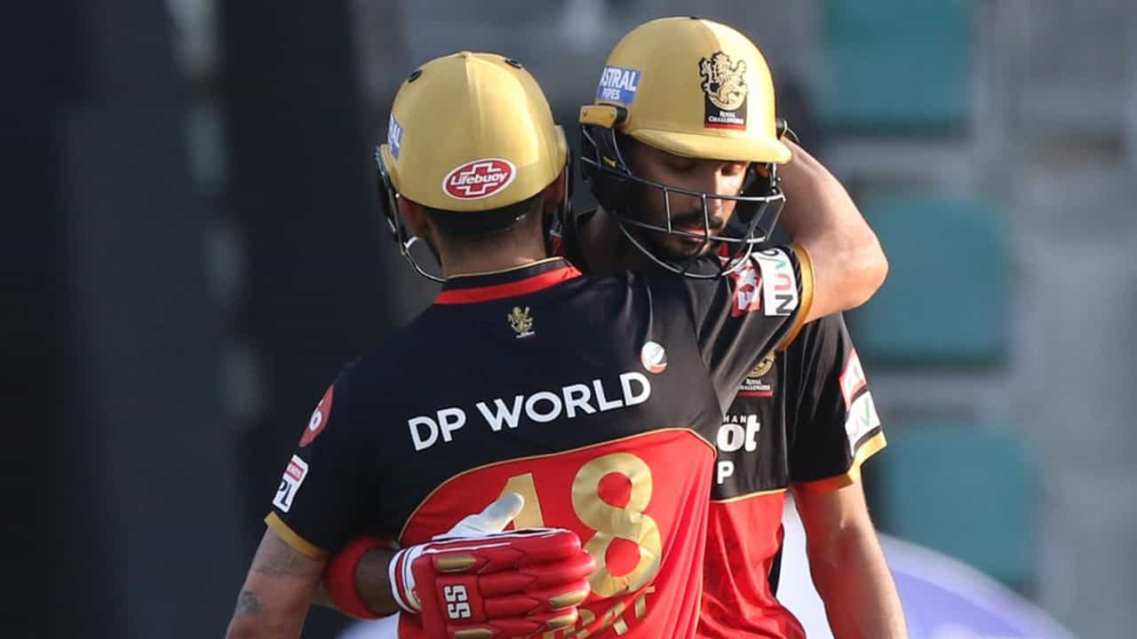 1. దేవదత్ పడికల్: ఈ సంవత్సరం ఆర్‌సీబీ (RCB) తరపున దేవదత్ పడిక్కల్ చాలా బాగా ఆడాడు. ఇప్పటివరకు ఆడిన 10 మ్యాచ్‌ల్లో అతను 247 పరుగులు చేశాడు. ఇందులో రెండు అర్ధ సెంచరీలు ఉన్నాయి. ఆ ఆటగాడికి టీం ఇండియాలో టెస్ట్, టీ-20లలో అవకాశం లభించింది. అతను చివరిసారిగా 2024 సంవత్సరంలో టీమ్ ఇండియాలో కనిపించాడు. అదే సమయంలో, 2021 సంవత్సరంలో అతనికి టీ20లో చివరి అవకాశం లభించింది. కానీ, ఇప్పుడు దేవదత్ పడిక్కల్ టీమ్ ఇండియాలోకి తిరిగి వచ్చే అవకాశం లభిస్తుందని నమ్ముతారు.