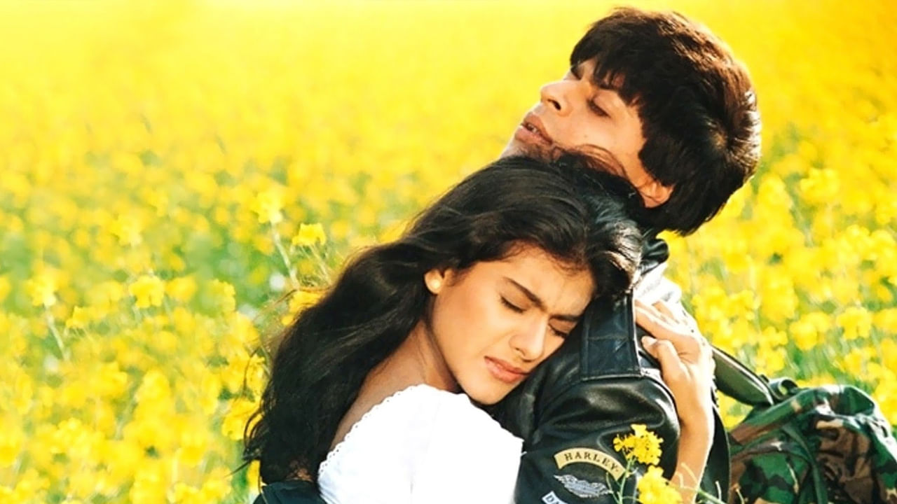 బాలీవుడ్‌ క్లాసిక్‌ దిల్‌వాలే దుల్హనియా లేజాయేంగే సినిమాను మ్యూజికల్‌ డ్రామాగా ప్రదర్శించబోతున్నారు. 'కమ్‌ ఫాల్ ఇన్‌ లవ్' పేరుతో తెరకెక్కుతున్న ఈ షో మే 29 నుంచి మాన్‌చెస్టర్‌లోని ఓపెరా హౌస్‌లో ప్రదర్శిస్తారు. ప్రస్తుతం రిహార్సల్స్‌లో ఉన్న టీమ్‌ను హీరో షారూఖ్‌ ఖాన్‌ కలిశారు. డీడీఎల్‌జే షూటింగ్ ఎక్స్‌పీరియన్స్‌ను వాళ్లతో షేర్ చేసుకున్నారు.