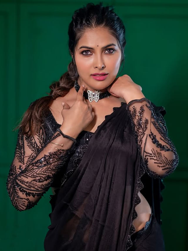 నల్ల చీరలో నిశీధిలో వెన్నెలమ్మలా మెరిసిపోతున్న వయ్యారి భామ దివి.. నల్ల చీరలో నిశీధిలో వెన్నెలమ్మలా మెరిసిపోతున్న వయ్యారి భామ దివి..