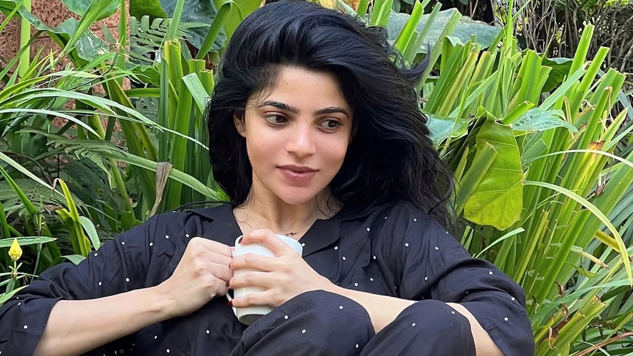 యంగ్ బ్యూటీ దివ్య భారతి గురించి ప్రత్యేకంగా చెప్పాల్సిన పని లేదు. అందం, అభినయం ఈ ముద్దుగుమ్మ సొంతం. బుల్లితెరపై సందడి చేసి మంచి ఫేమ్ సొంతం చేసుకున్న ఈ అందాల తార సిల్వర్ స్క్రీన్పైకి ఎంట్రీ ఇచ్చి తన నటనతో ప్రతి ఒక్కరినీ ఆకట్టుకుంది.