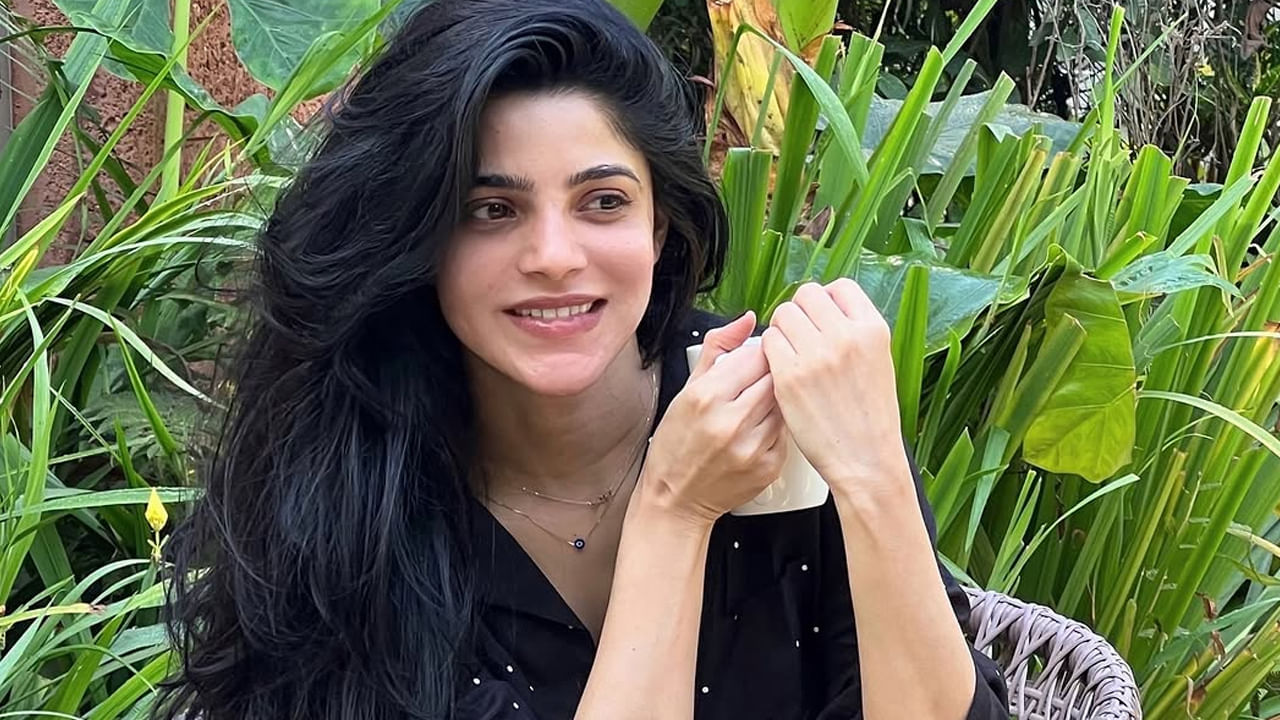 దీంతో ఈ ముద్దుగుమ్మకు సినిమా అవకాశాలు వచ్చాయి. కింగ్ స్టన్ మూవీతో సిల్వర్ స్క్రీన్ పైకి ఎంట్రీ ఇచ్చింది. ఇక ఈ అందాల తార బ్యాచిలర్ అనే సినిమాతో తెలుగు వెండితెరపైకి ఎంట్రీ ఇచ్చింది. కానీ ఈ మూవీ అభిమానులను అంతగా ఆకట్టుకోలేకపోయింది.