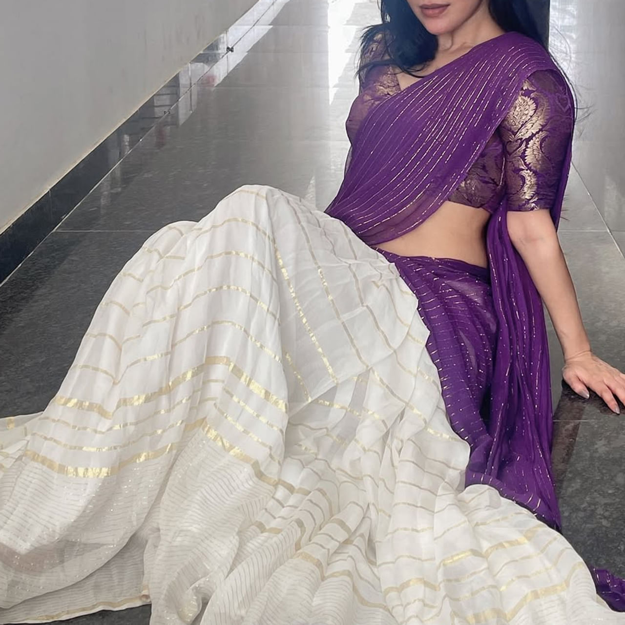  ఇప్పుడిప్పుడే ఇండస్ట్రీలో తనకంటూ మంచి గుర్తింపు తెచ్చుకుంటుంది. అందం, అభినయంతో కుర్రకారును కట్టిపడేస్తుంది. తొలి సినిమాతోనే అడియన్స్ హృదయాలు గెలుచుకున్న ఈ ముద్దుగుమ్మ.. ఇప్పుడు సోషల్ మీడియాలో అందాల అరాచకం సృష్టిస్తుంది. 