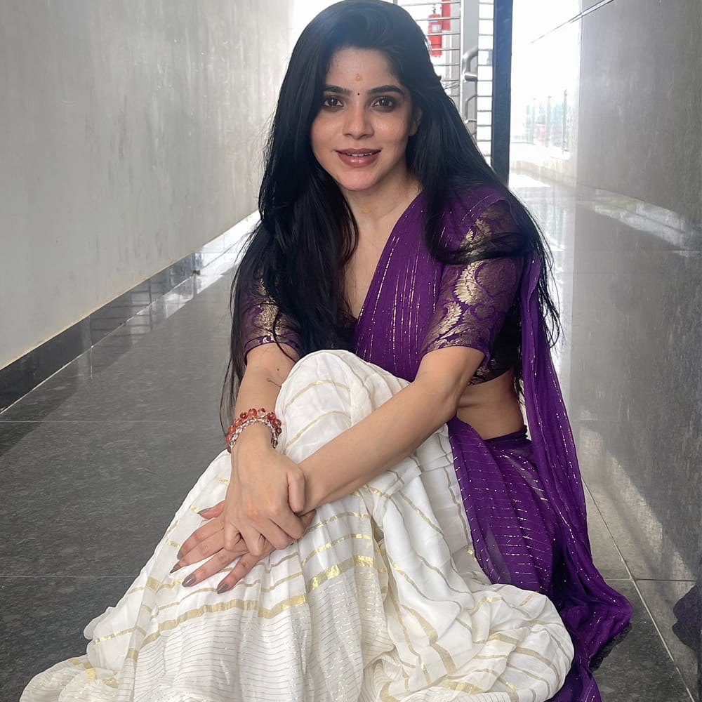 ఆమె మరెవరో కాదండి.. హీరోయిన్ దివ్య భారతి. మ్యూజిక్ డైరెక్టర్ జీవీ ప్రకాష్ హీరోగా నటించిన బ్యాచిలర్ సినిమాతో కథానాయికగా సినీరంగంలోకి అరంగేట్రం చేసింది. మొదటి సినిమాతోనే ఊహించని స్థాయిలో క్రేజ్ సొంతం చేసుకుంది. 