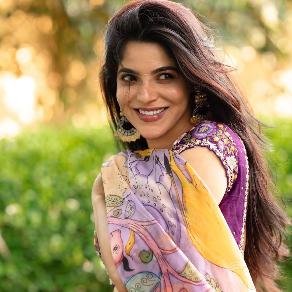 ఆ తర్వాత తమిళంలో వరుస సినిమాల్లో నటించింది. మదిల్ మెయిల్ కాదల్ సినిమాతో మరోసారి వెండితెరపై సందడి చేసింది. ఇప్పుడు సుడిగాలి సుధీర్ సరసన గోట్ చిత్రంలో నటిస్తుంది. కొన్ని నెలలుగా ఈ మూవీ షూటింగ్ జరుగుతుంది. 