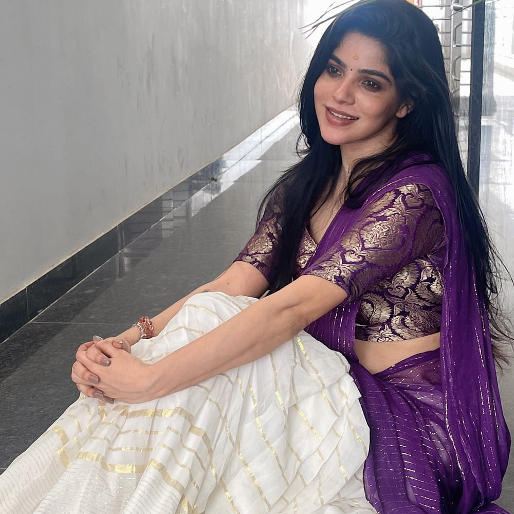 అయితే కాలేజీలో దివ్య భారతీ  తన బాడీ షేప్ గురించి అనేక విమర్శలు ఎదుర్కొదంట. తనను ఫాండా బాటిల్, అస్థిపంజరం వంటి మాటలతో పిలిచేవారని.. దీంతో తనను తాను ఎంతో ద్వేషించుకున్నానని.. నడిచేందుకు సైతం భయపడినట్లు గుర్తుచేసుకుంది. 