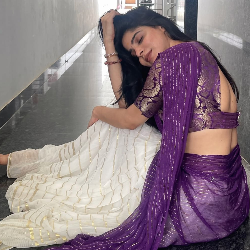 కానీ 2015లో ఇన్ స్టాలో తన ఫోటో షేర్ చేయడంతో పాజిటివ్ కామెంట్స్ వచ్చాయని.. దీంతో తన ఆత్మ విశ్వాసం పెరిగి మోడలింగ్ వైపు అడుగులు పడినట్లు తెలిపింది. ఇక ఇప్పుడు క్రేజీ ఫోటోషూట్లతో నెట్టింట సెన్సేషన్ అవుతుంది. 