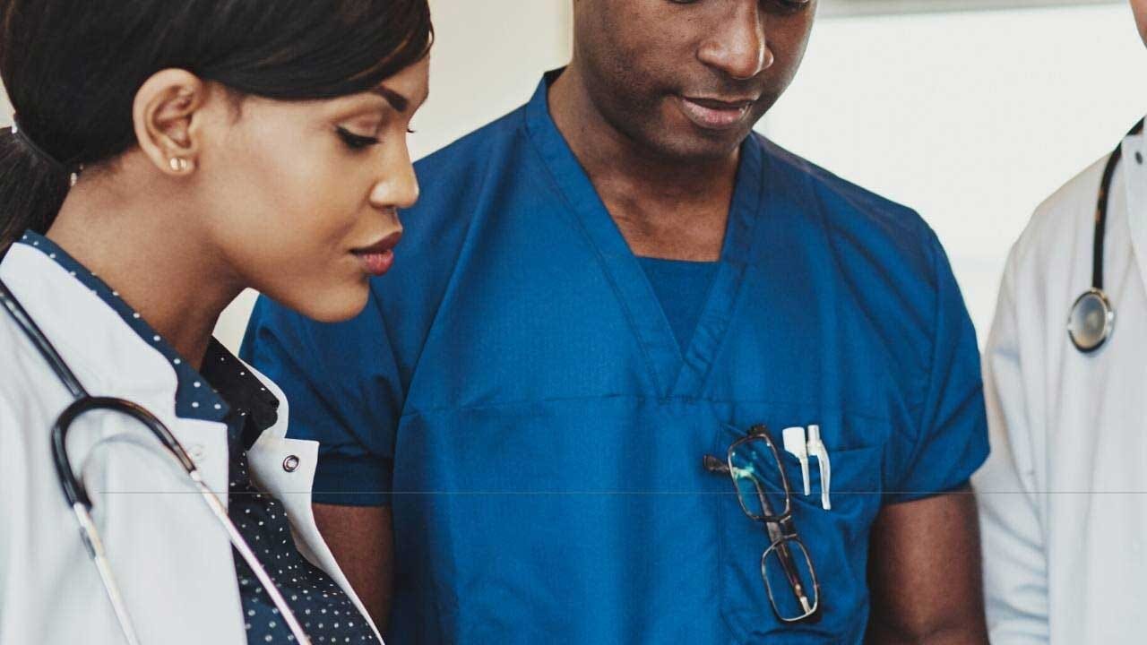 19వ శతాబ్దం మధ్యకాలంలో వైద్య శాస్త్రం వేగంగా అభివృద్ధి చెందుతున్నప్పుడు, పరిశుభ్రతకు ఎక్కువ ప్రాధాన్యత ఇవ్వడం ప్రారంభించినప్పుడు వైద్యులు తెల్లటి కోట్లు ధరించడం ప్రారంభించారంట. తెల్లటి వస్తువులపై మరకలు సులభంగా కనిపిస్తాయి, దీని వలన వైద్యులు తరచుగా శుభ్రత,పరిశుభ్రతను ప్రశ్నిస్తారంట.