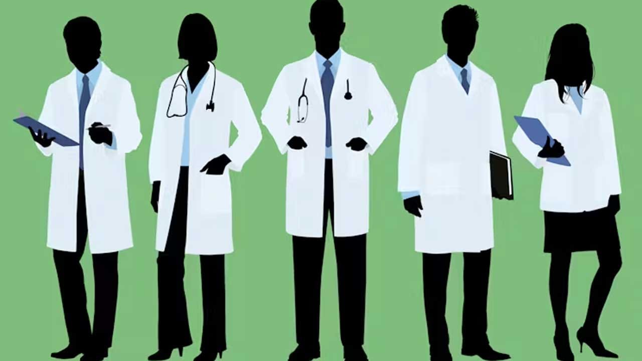 తెలుపు రంగు ఆరోగ్యం, స్వచ్ఛతను సూచిస్తుంది. ఆసుపత్రులు, క్లినిక్లలో పరిశుభ్రత స్థాయి చాలా ముఖ్యం, దీనిని దృష్టిలో ఉంచుకుని తెల్లటి కోట్లు ధరిస్తారు. ఇది వైద్యులకు పరిశుభ్రత కాకుండా ప్రాముఖ్యతను సూచిస్తుంది. అదనంగా, తెల్లటి కోటు ధరించడం వల్ల వైద్యులు ప్రొఫెషనల్గా కనిపిస్తారంట.