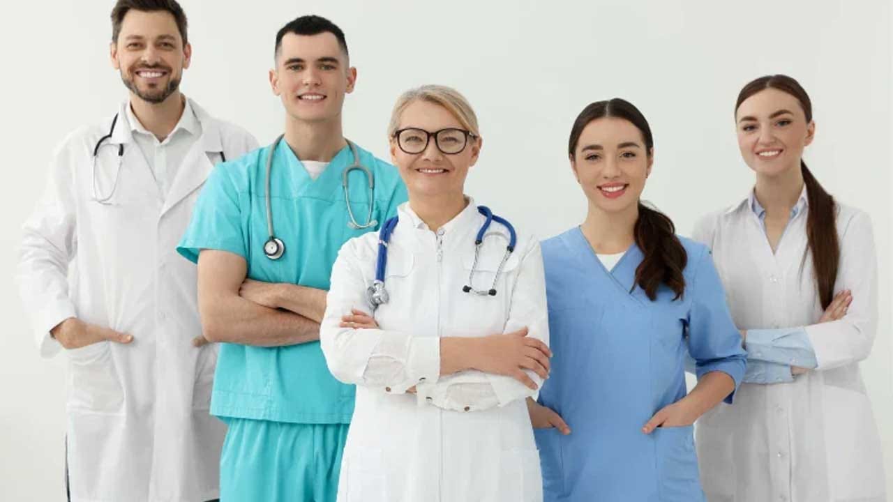 అందుకే వైద్యులు వైట్ కోర్టును ధరిస్తారంట. అంతే కాకుండా వైట్ డ్రెస్లో ఉన్న డాక్టర్లను చూసిన రోగులకు మమ్మల్ని కాపాడుతారు అనే భావన కలుగుతుందంట.