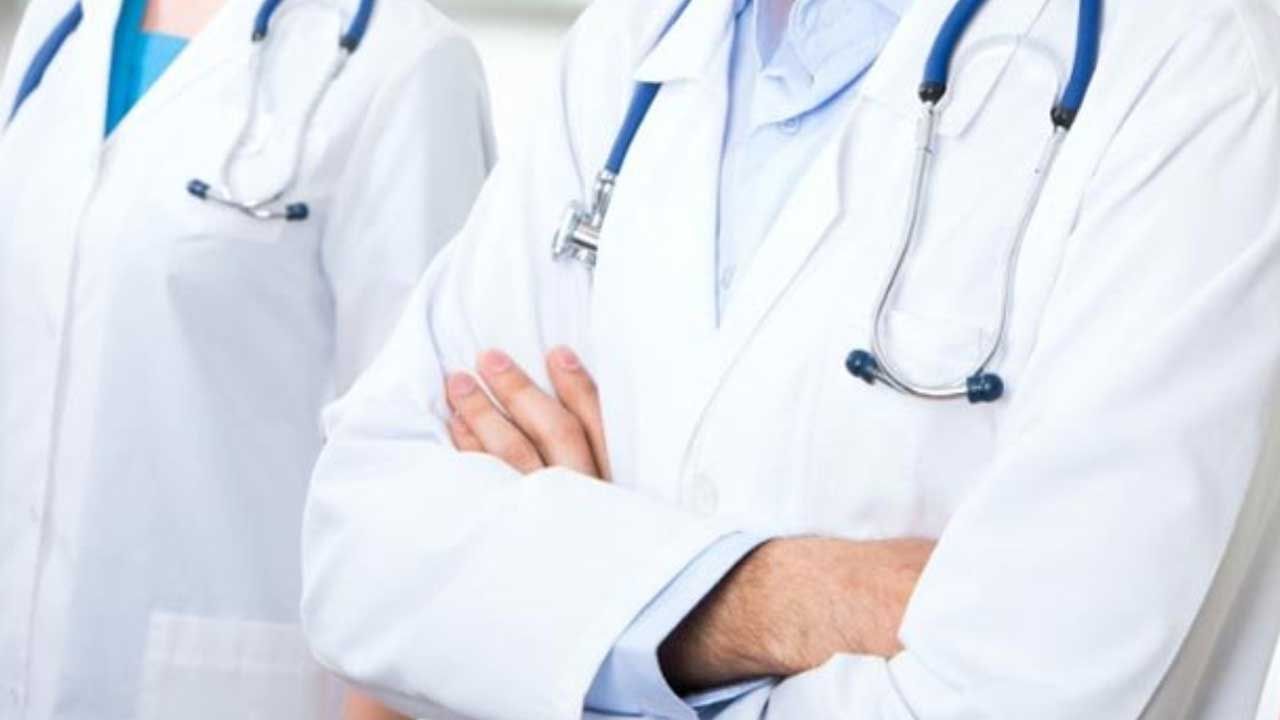 డాక్టర్స్ తమ వృత్తిలో ఉన్నప్పుడు తెల్లటి కోర్టు ధరిస్తారు. అయితే దీని వెనుక ఒక పెద్దకారణం ఉన్నదంట. వారు వైట్ కలర్ కర్టు వేసుకోవడానికి ముఖ్య కారణం.. తెలుపు రంగు స్వచ్ఛత, పరిశుభ్రతకు చిహ్నం అంట. అది పరిశుభ్రతను సూచిస్తుంది. డాక్టర్ల వృత్తి కూడా అలాంటిదే కాబట్టి వారు వైట్ కలర్ కోర్టు మాత్రమే ధరిస్తారంట.