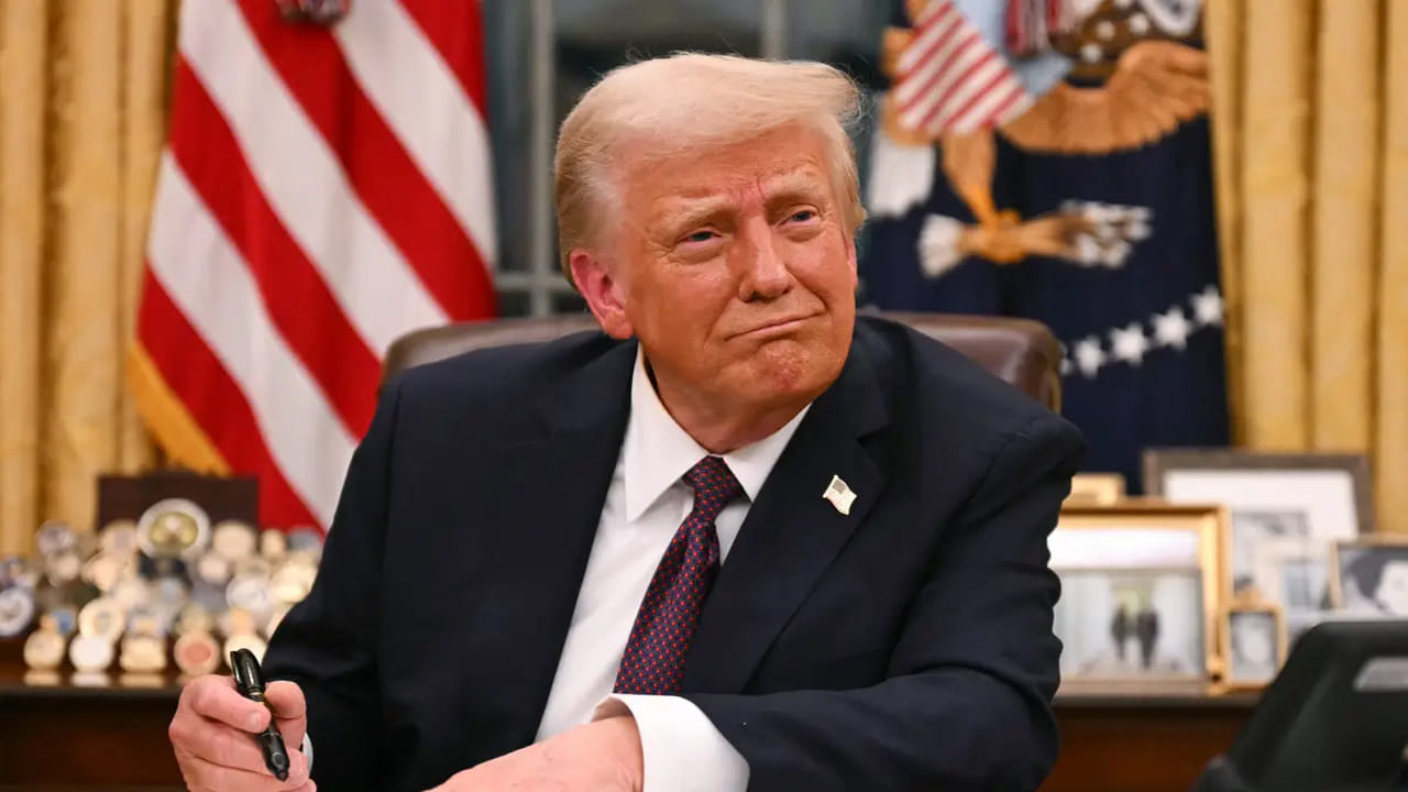 ఇక మూడో స్థానంలో అమెరికా అధ్యక్షుడు డొనాల్డ్ ట్రంప్ (Donald Trump) ఉన్నారు. ప్రపంచంలోని అతిపెద్ద ఆర్థిక, సైనిక శక్తి అయిన అమెరికాను ఈయన నడిపిస్తున్నారు. ఆయన విధానాలు టెక్నాలజీ, ఫైనాన్స్, ఎంటర్‌టైన్‌మెంట్ రంగాలను ప్రభావితం చేస్తాయి. ఆయన అమెరికన్ రాజకీయాలతో పాటు  ప్రపంచ వ్యవహారాలను, ముఖ్యంగా తన బలమైన సాహసోపేతమైన ప్రకటనలతో ప్రభావితం చేస్తారు