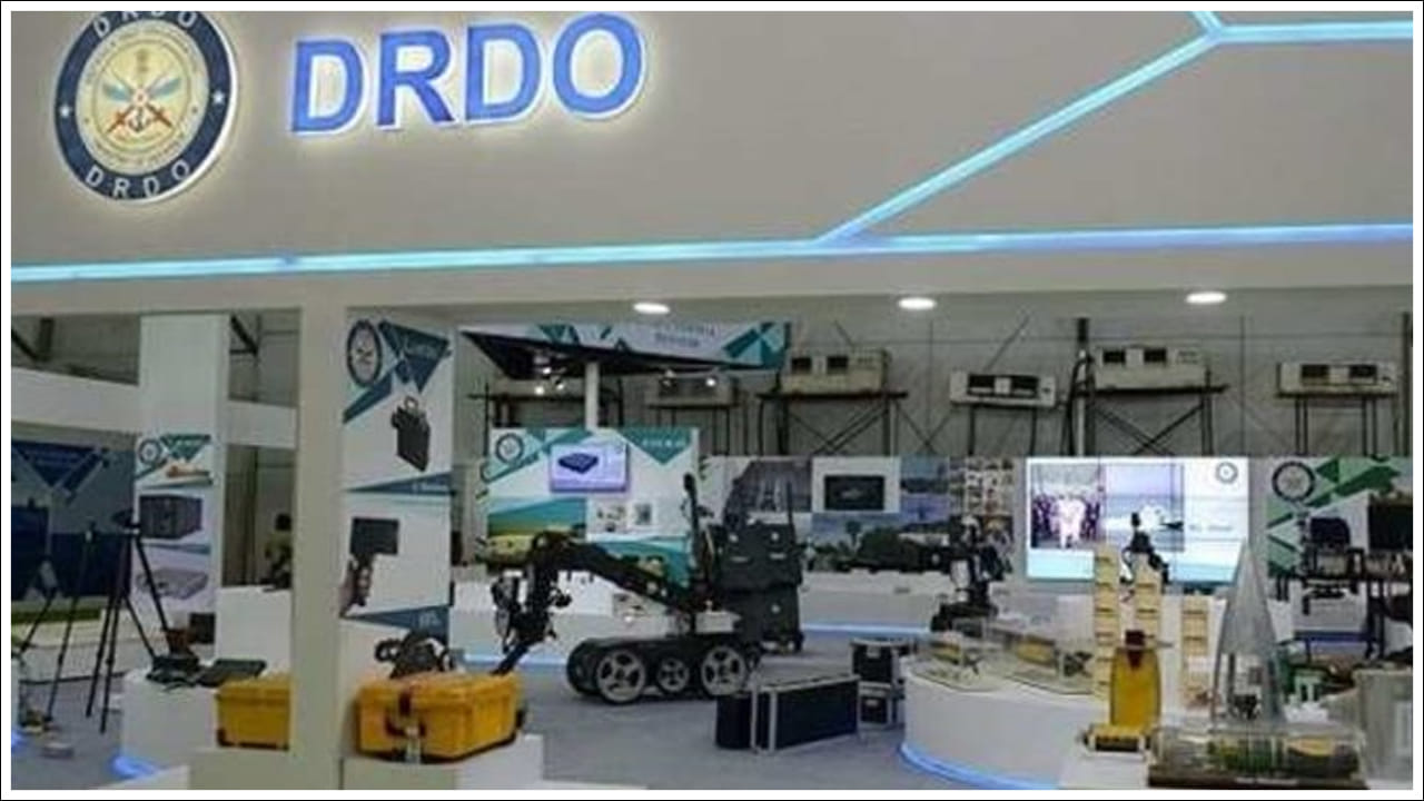 DRDO: భారత రక్షణ పరిశోధన, అభివృద్ధి సంస్థ (DRDO) ఒక పెద్ద విజయాన్ని సాధించింది. సముద్రపు నీటిని తాగడానికి అనుకూలంగా మార్చడంలో ఒక ప్రధాన మైలురాయిని సాధించింది. కాన్పూర్లోని DRDO ప్రయోగశాల అయిన డిఫెన్స్ మెటీరియల్స్ స్టోర్స్ అండ్ రీసెర్చ్ అండ్ డెవలప్మెంట్ ఎస్టాబ్లిష్మెంట్ (DMSRDE) అధిక పీడనం వద్ద సముద్రపు నీటిని డీశాలినేట్ చేయగల స్వదేశీ నానోపోరస్ బహుళస్థాయి పాలిమెరిక్ పొరస్ను అభివృద్ధి చేసింది. ఈ విజయం తర్వాత సముద్రపు నీటిని తాగడానికి అనుకూలంగా మార్చే ప్రయత్నాలు ఫలించవచ్చు.