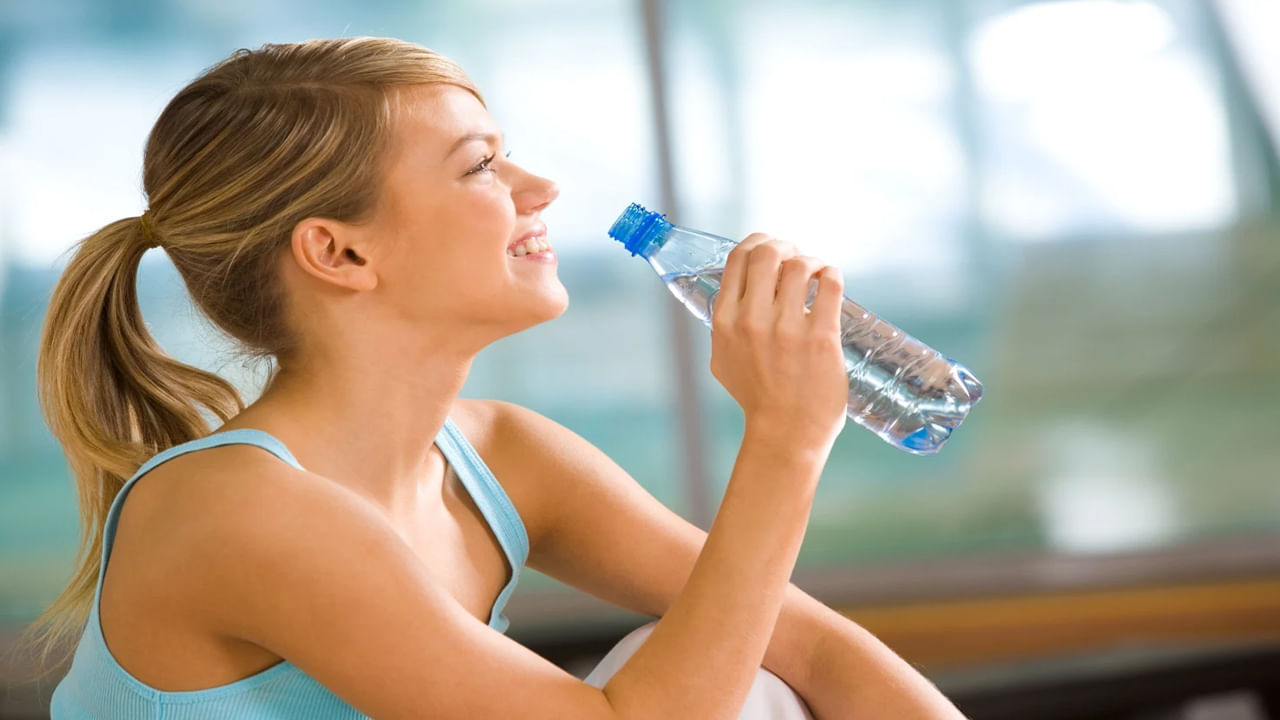 పొద్దున్నే నిద్ర లేచి నీళ్లు తాగుతున్నారా..? అయితే ఈ విషయాలు తప్పక తెలుసుకోండి..