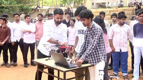 ఆపరేషన్ సిందూర్ స్ఫూర్తితో డ్రోన్లు తయారు చేసిన విద్యార్థులు ఆపరేషన్ సిందూర్ స్ఫూర్తితో డ్రోన్లు తయారు చేసిన విద్యార్థులు